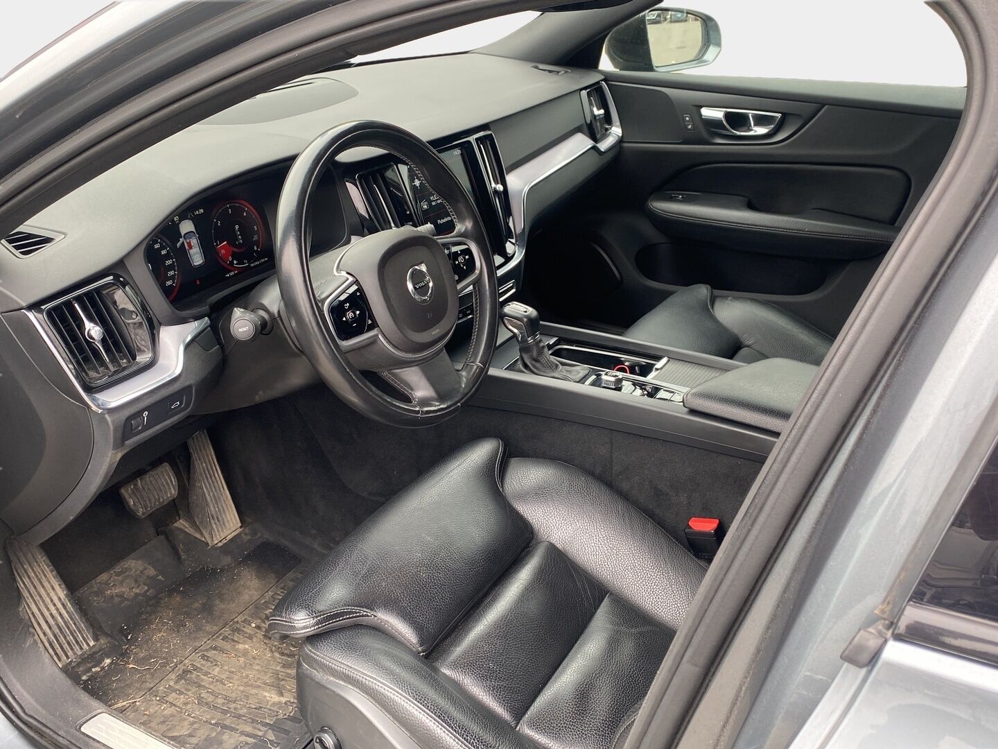 Volvo V60 2019 D4 Momentum aut *ACC / Webasto / Pilot Assist / Sporttinahat / Koukku / Tutkat / Sähköluukku* - Huippuvarusteet! / Juuri huollettu / Hyvät Hankookin nastat - HULLUT AVAJAISHULINAT KORKOTARJOUS 3,29 %