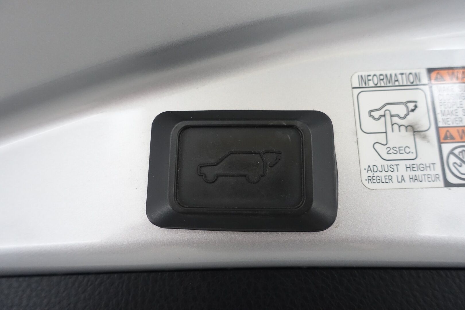 Toyota RAV4 2016 2,5 Hybrid AWD Premium Business - | Adapt. Cruise | KeylessGO | P.Kamera | JBL | Sähköpenkit | Musta Sisäkatto |