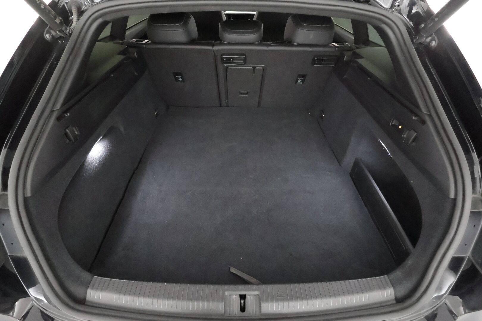 Volkswagen Arteon 2022 Shooting Brake R-Line eHybrid 160 kW DSG *ACC / LED / Koukku / Keyless* - Webasto / Navi / P.Kamera / Kahdet renkaat aluvanteilla - HULLUT AVAJAISHULINAT KORKOTARJOUS 3,29 %