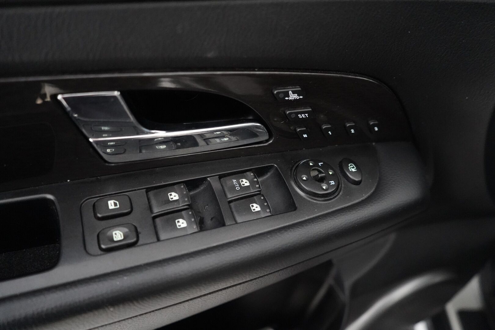 Ssangyong Rexton 2015 SSANGYONG REXTON *Vakkari / Kuskinpenkki sähkö+muisti / Kattoikkuna* - Pakettiautoksi rekisteröity / 2x Renkaat / Seuraava katsastus 10/26 - HULLUT AVAJAISHULINAT KORKOTARJOUS 3,29 %