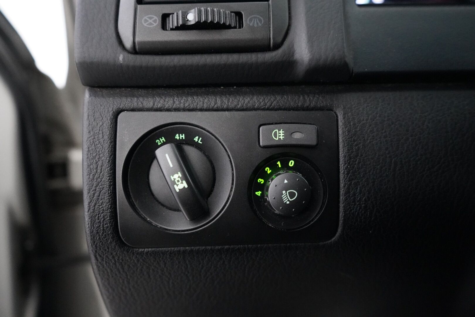 Ssangyong Rexton 2015 SSANGYONG REXTON *Vakkari / Kuskinpenkki sähkö+muisti / Kattoikkuna* - Pakettiautoksi rekisteröity / 2x Renkaat / Seuraava katsastus 10/26 - HULLUT AVAJAISHULINAT KORKOTARJOUS 3,29 %