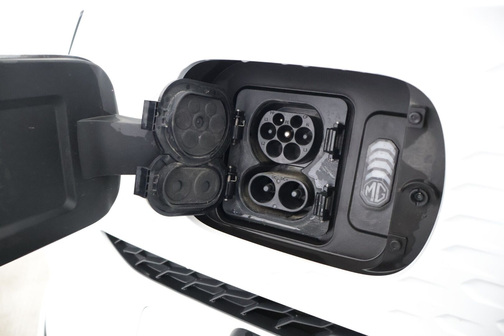 MG ZS 2023 Luxory 70 kWh *Panorama / ACC / 360 kamera / Nahat* - *2x Renkaat ja vanteet / Suomi-auto / SoH 97%!*