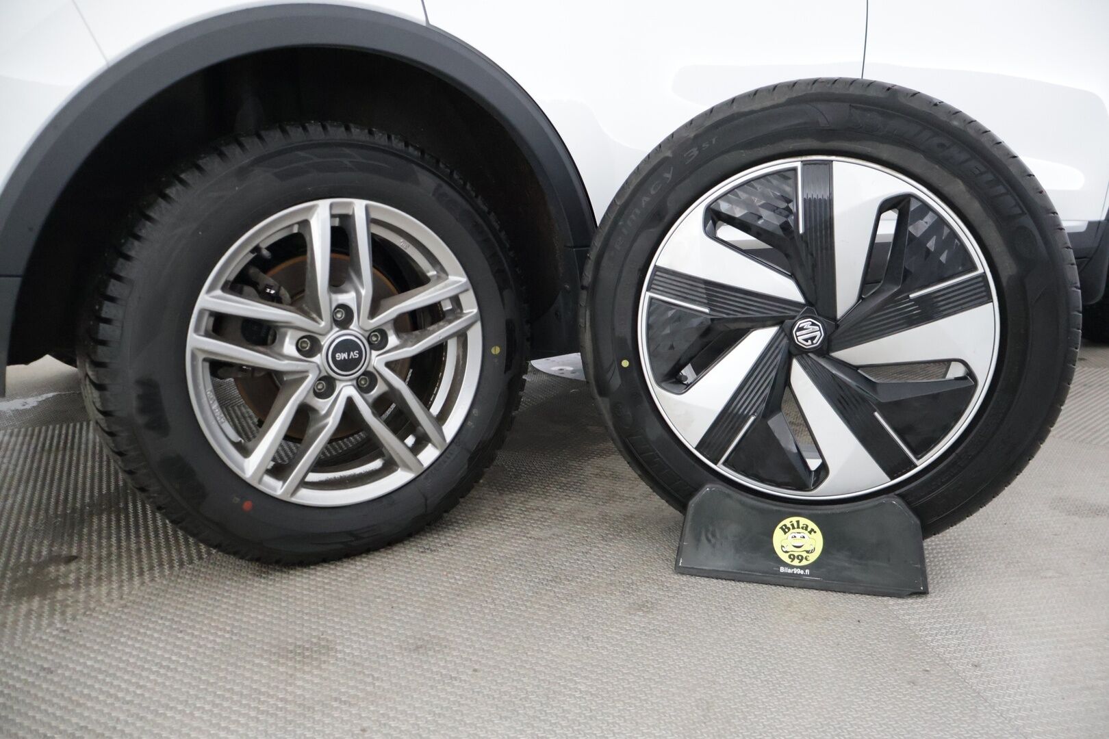 MG ZS 2023 Luxory 70 kWh *Panorama / ACC / 360 kamera / Nahat* - *2x Renkaat ja vanteet / Suomi-auto / SoH 97%!*