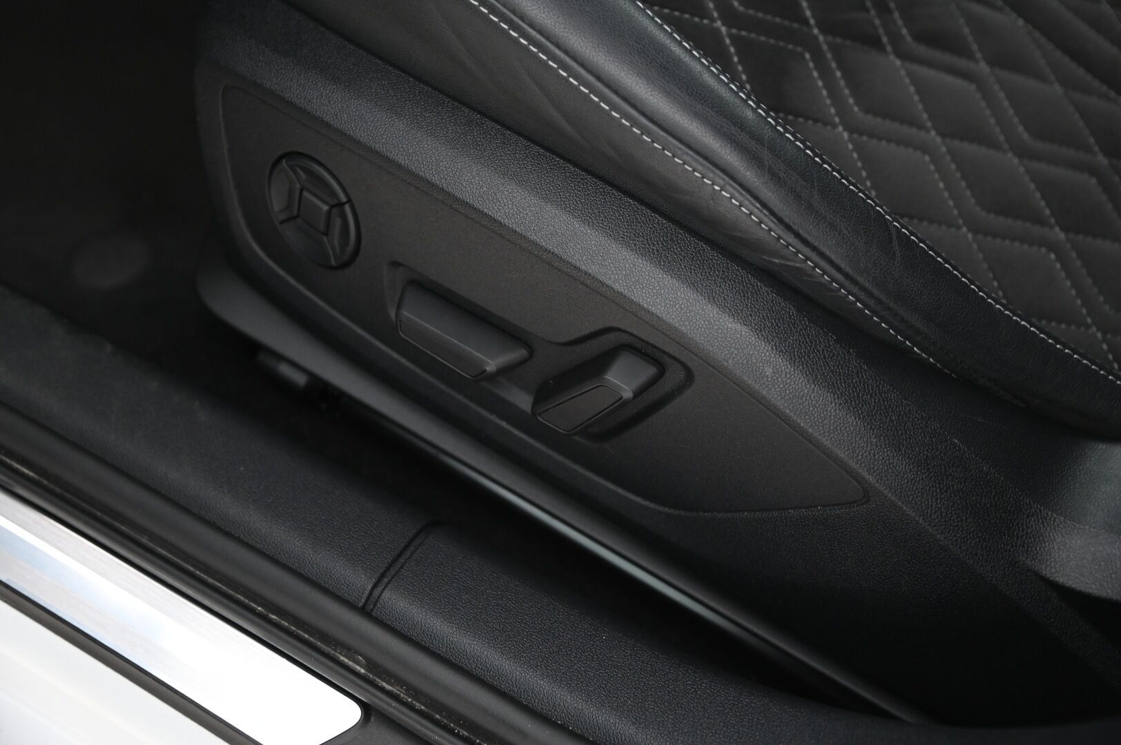 Audi A3 2021 Sportback Business S line 40 TFSI e 150kW S tronic / ACC / Muistipenkki / Digimittaristo / BLIS / P-kamera / - *S-Line / RS-Penkit / ACC / Digimittaristo / Audi Pre Sense / Navi / LED / Kuskinpenkki muistilla /