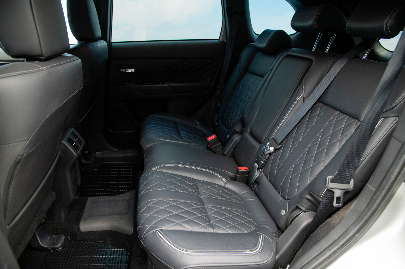 MITSUBISHI OUTLANDER PHEV 2020 Business X MY20 4WD Aut. / 360-Kamera / BLIS / Lane assist / Nahkasisusta / - Kattavat varusteet / Hyvin pidetty / Loistokuntoinen!*