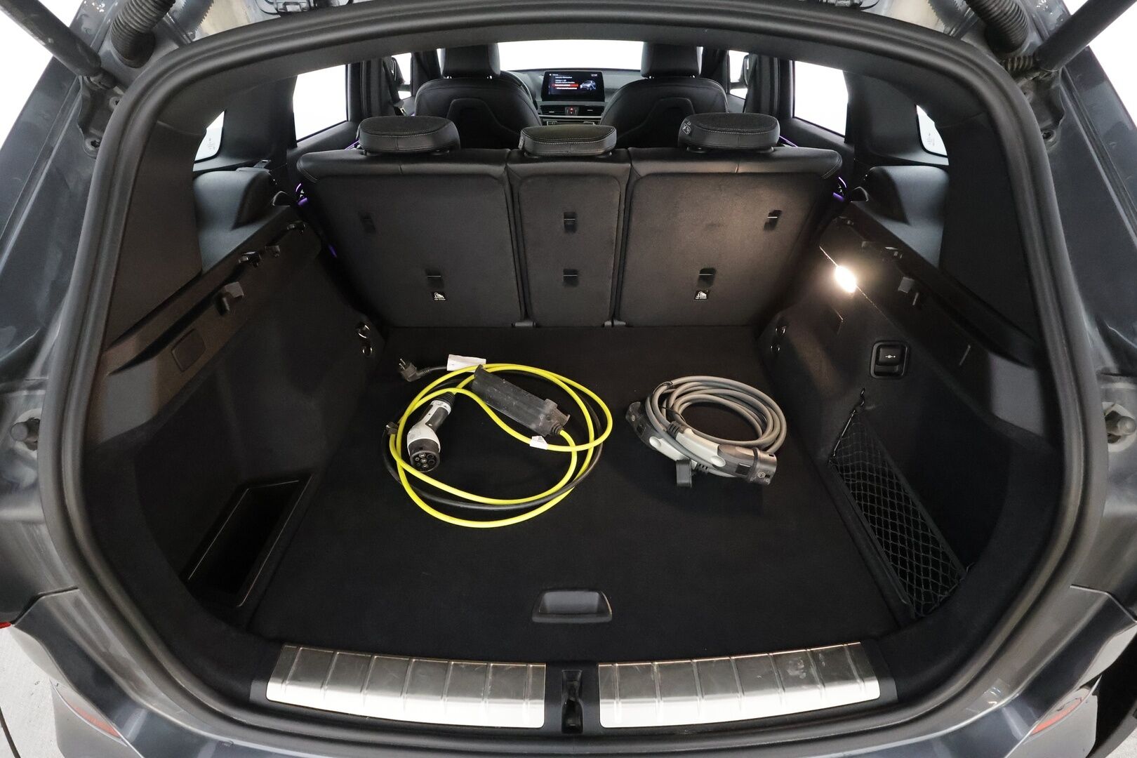 BMW X1 2022 F48 xDrive25e A Charged Edition M Sport * ACC / HUD / Koukku / Sporttipenkit / P.tutkat / LED / Navi * - SOH 90,3% / Kahdet renkaat aluvanteilla / Siistikuntoinen - HULLUT AVAJAISHULINAT KORKOTARJOUS 3,29 %