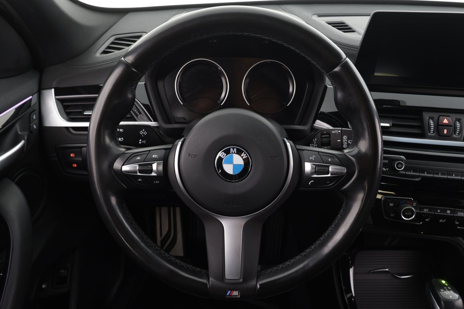 BMW X1 2022 F48 xDrive25e A Charged Edition M Sport * ACC / HUD / Koukku / Sporttipenkit / P.tutkat / LED / Navi * - SOH 90,3% / Kahdet renkaat aluvanteilla / Siistikuntoinen - HULLUT AVAJAISHULINAT KORKOTARJOUS 3,29 %