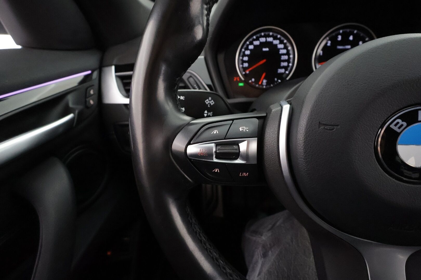 BMW X1 2022 BMW X1 F48 xDrive25e A Charged Edition M Sport * ACC / HUD / Koukku / Sporttipenkit / P.tutkat / LED / Navi * - Akku kuntotarkastettu Soh 90,3% / Kahdet renkaat aluvanteilla 