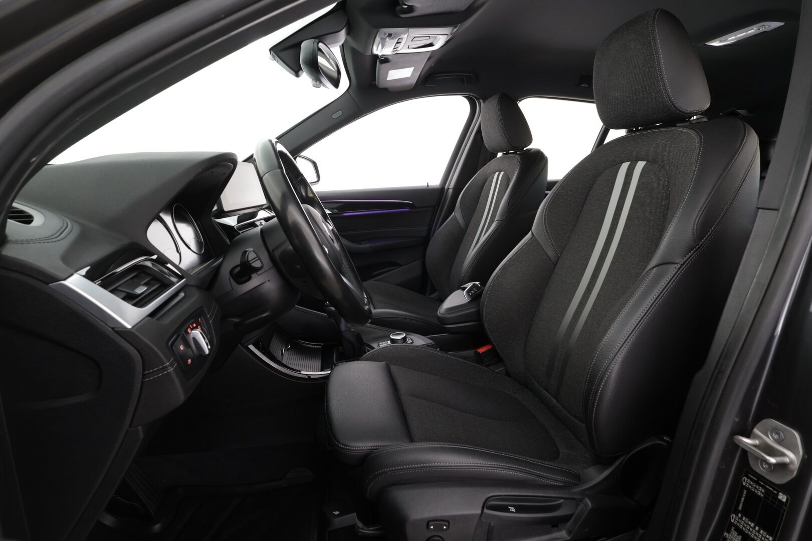 BMW X1 2022 F48 xDrive25e A Charged Edition M Sport * ACC / HUD / Koukku / Sporttipenkit / P.tutkat / LED / Navi * - SOH 90,3% / Kahdet renkaat aluvanteilla / Siistikuntoinen - HULLUT AVAJAISHULINAT KORKOTARJOUS 3,29 %