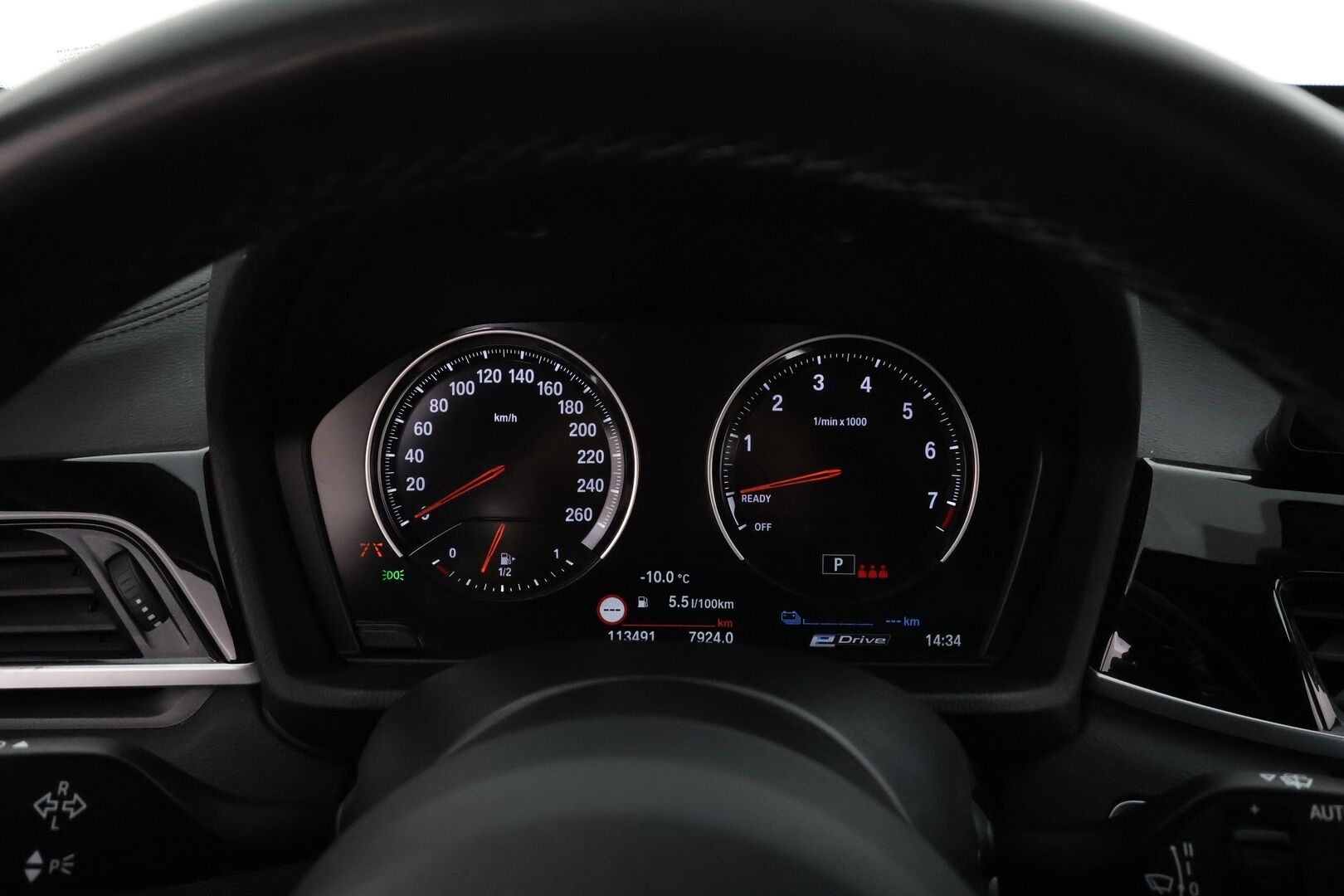 BMW X1 2022 F48 xDrive25e A Charged Edition M Sport * ACC / HUD / Koukku / Sporttipenkit / P.tutkat / LED / Navi * - SOH 90,3% / Kahdet renkaat aluvanteilla / Siistikuntoinen - HULLUT AVAJAISHULINAT KORKOTARJOUS 3,29 %