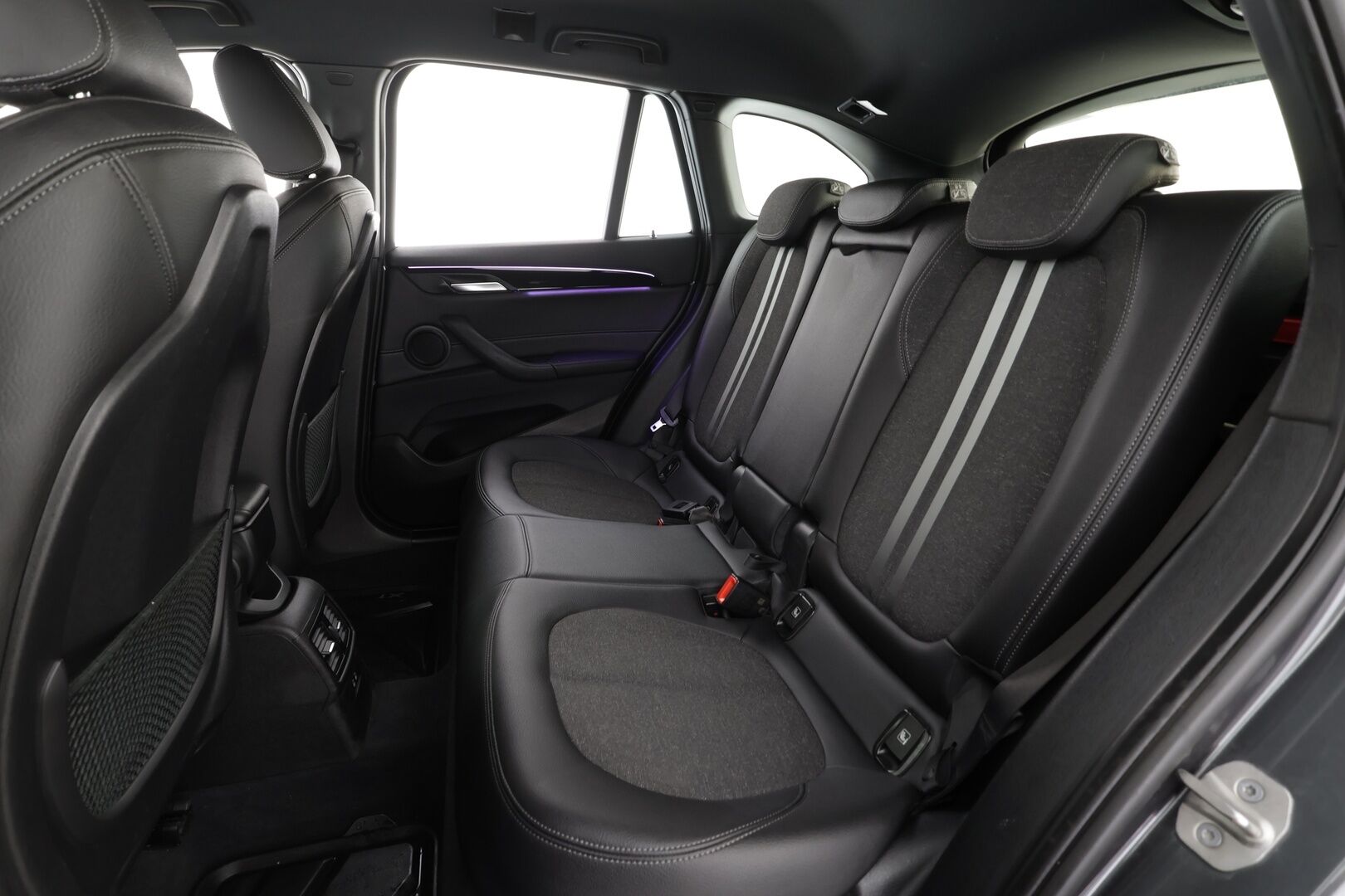 BMW X1 2022 F48 xDrive25e A Charged Edition M Sport * ACC / HUD / Koukku / Sporttipenkit / P.tutkat / LED / Navi * - SOH 90,3% / Kahdet renkaat aluvanteilla / Siistikuntoinen - HULLUT AVAJAISHULINAT KORKOTARJOUS 3,29 %