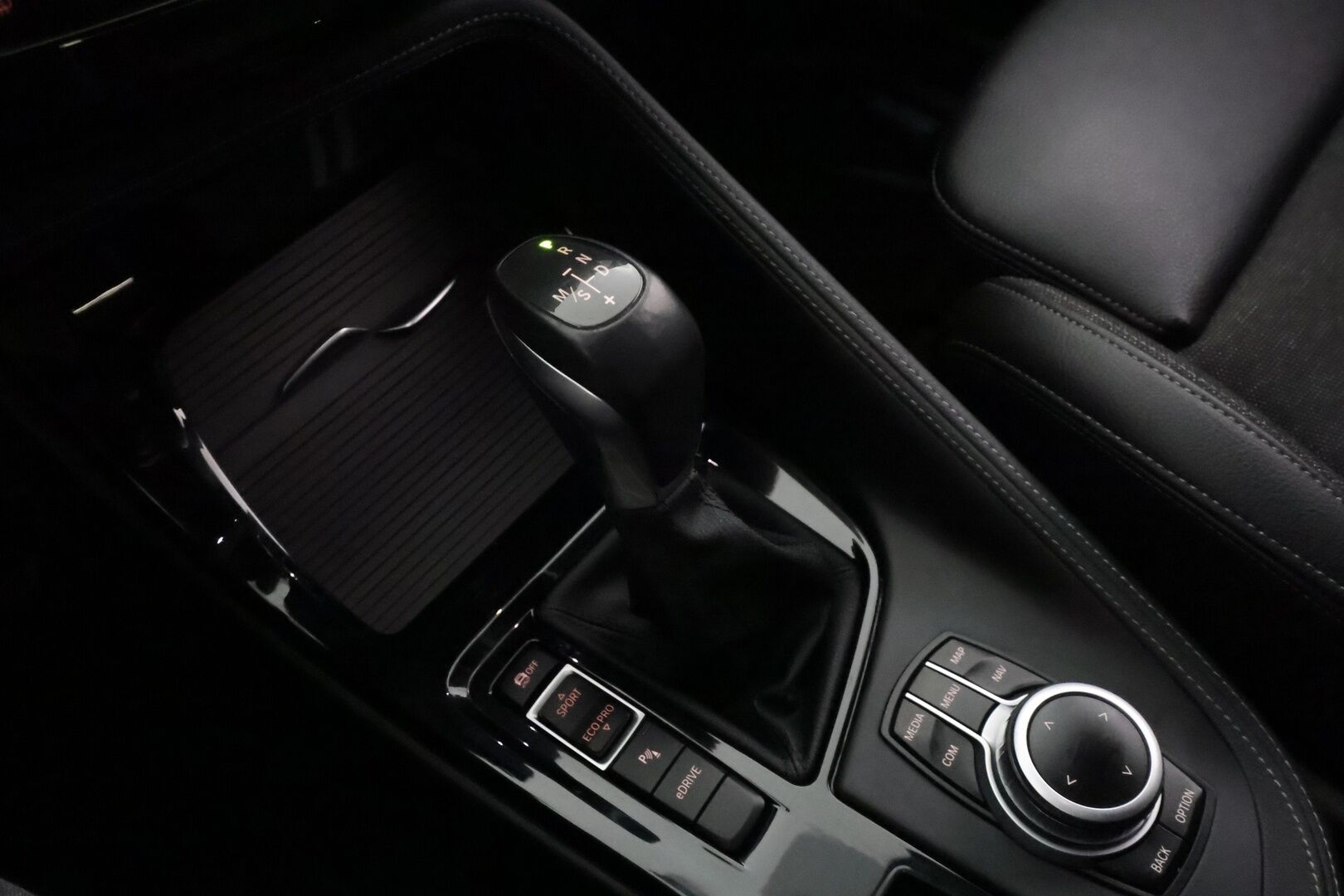 BMW X1 2022 F48 xDrive25e A Charged Edition M Sport * ACC / HUD / Koukku / Sporttipenkit / P.tutkat / LED / Navi * - SOH 90,3% / Kahdet renkaat aluvanteilla / Siistikuntoinen - HULLUT AVAJAISHULINAT KORKOTARJOUS 3,29 %