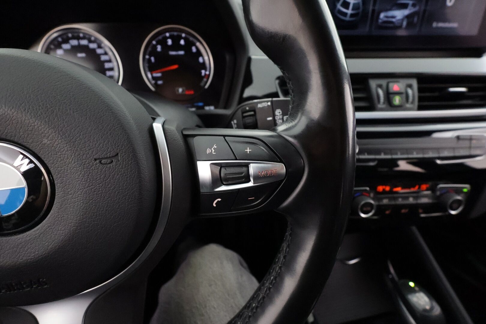 BMW X1 2022 BMW X1 F48 xDrive25e A Charged Edition M Sport * ACC / HUD / Koukku / Sporttipenkit / P.tutkat / LED / Navi * - Akku kuntotarkastettu Soh 90,3% / Kahdet renkaat aluvanteilla 