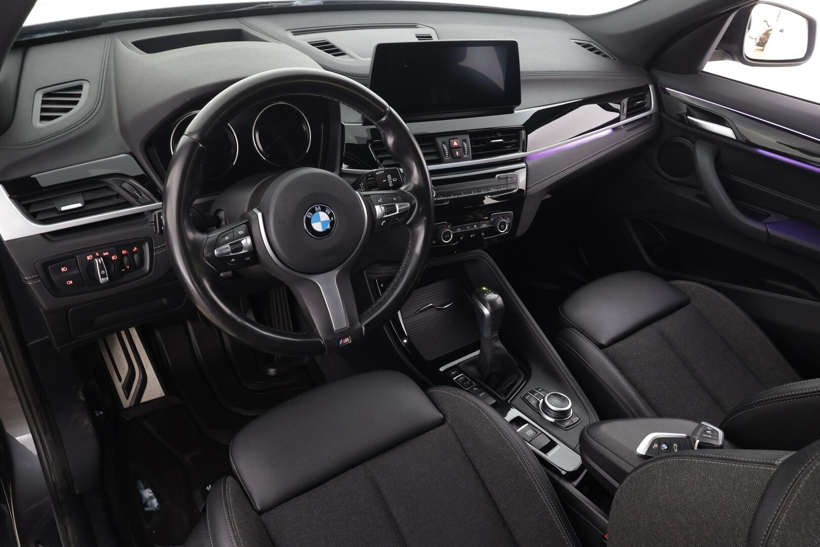 BMW X1 2022 F48 xDrive25e A Charged Edition M Sport * ACC / HUD / Koukku / Sporttipenkit / P.tutkat / LED / Navi * - SOH 90,3% / Kahdet renkaat aluvanteilla / Siistikuntoinen - HULLUT AVAJAISHULINAT KORKOTARJOUS 3,29 %