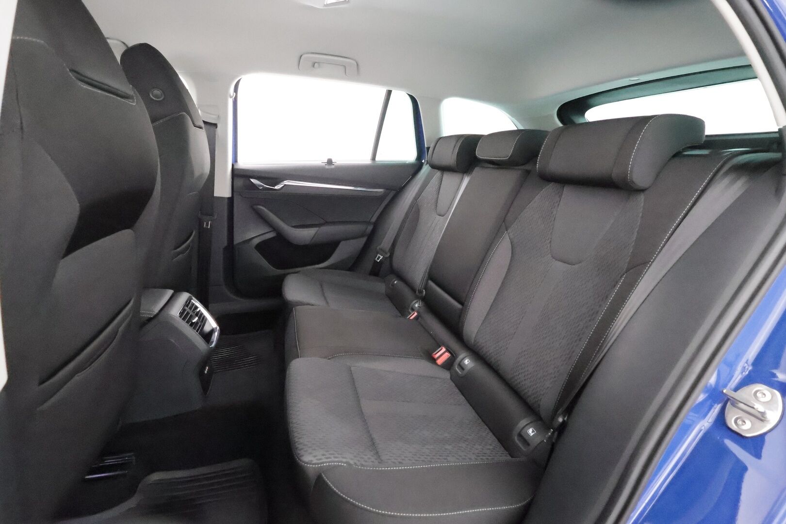 Skoda Octavia 2024 Combi 1.5 TSI Style eTEC DSG Autom. - | Webasto | Koukku | ACC | P.Kamera | Matrix-LED | Kaistavahti | Navi | Keyless | Digimittaristo | 1-om Suomi-auto | Kahdet renkaat | 