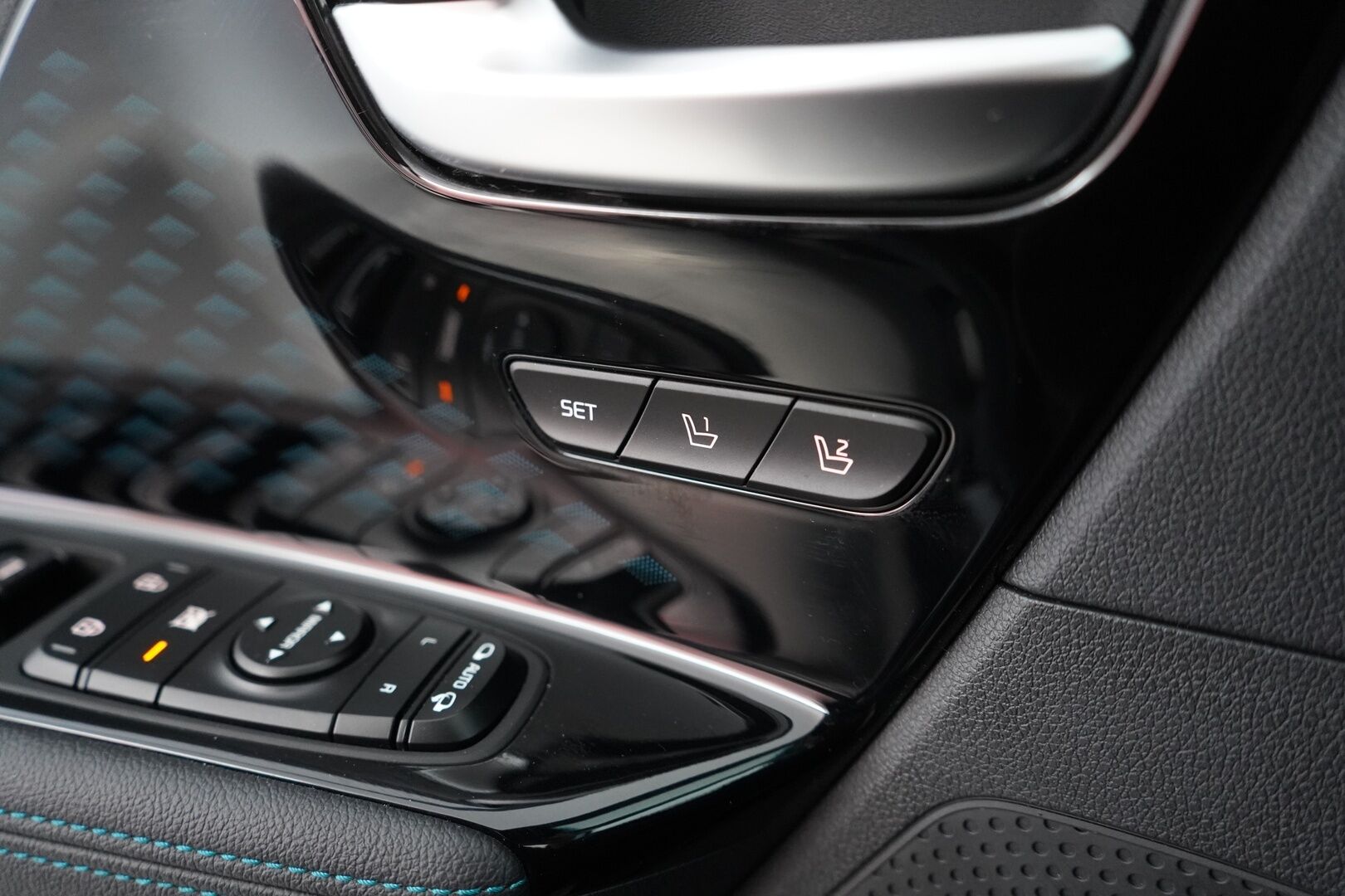 Kia Niro Electric 2021 Business Luxury 64 kWh 204 hv - ACC | Ilmastoidut nahat | Kamera | Navi | Kahdet renkaat aluvantein | SOH 94,5% | Android & Apple 