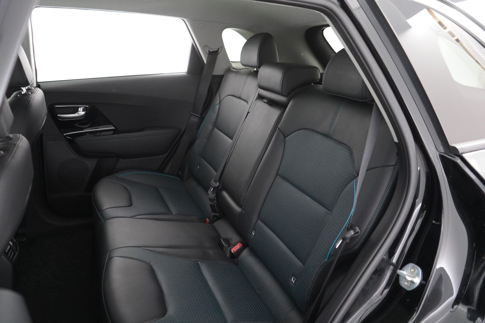 Kia Niro Electric 2021 Business Luxury 64 kWh 204 hv - ACC | Ilmastoidut nahat | Kamera | Navi | Kahdet renkaat aluvantein | SOH 94,5% | Android & Apple 