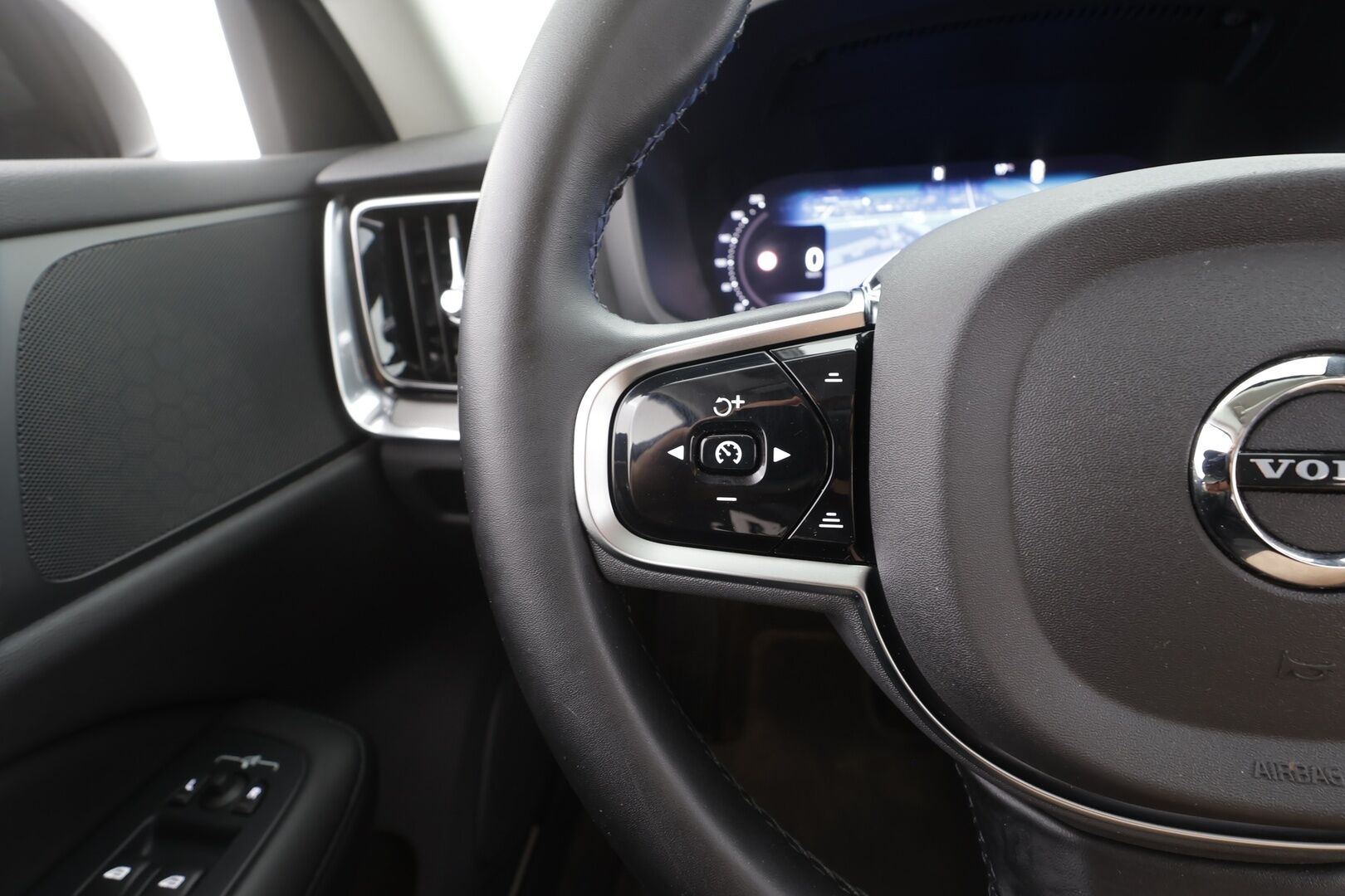Volvo V60 2025 T6 AWD Long Range Plus Dark aut - | ACC | Koukku | Sporttinahat muistilla | Full-LED Active | Pilot Assist | BLIS | High perf. audio | Keyless | Merkkihuollot | 1-om suomiauto | ALV |