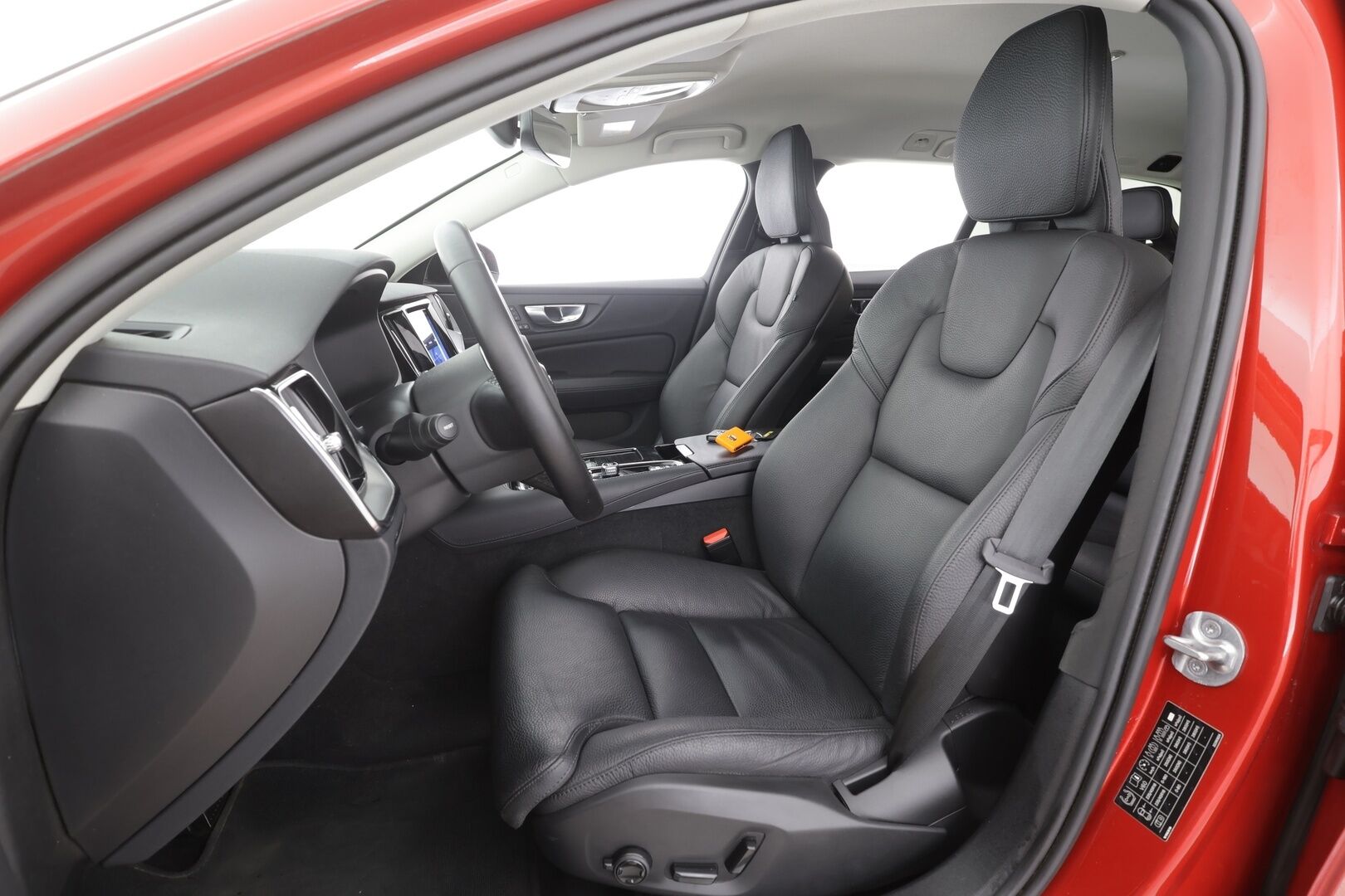 Volvo V60 2025 T6 AWD Long Range Plus Dark aut - | ACC | Koukku | Sporttinahat muistilla | Full-LED Active | Pilot Assist | BLIS | High perf. audio | Keyless | Merkkihuollot | 1-om suomiauto | ALV |