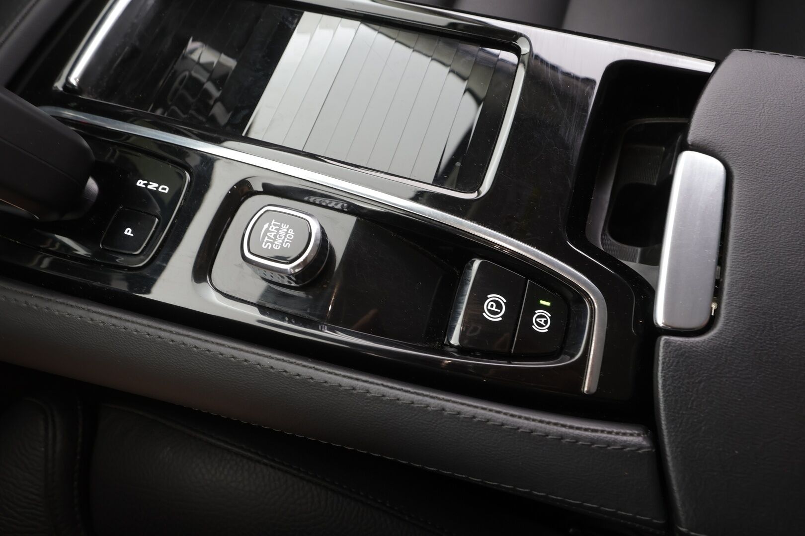 Volvo V60 2025 T6 AWD Long Range Plus Dark aut - | ACC | Koukku | Sporttinahat muistilla | Full-LED Active | Pilot Assist | BLIS | High perf. audio | Keyless | Merkkihuollot | 1-om suomiauto | ALV |