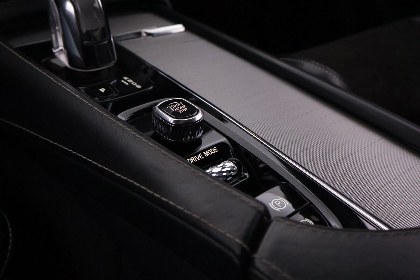 Volvo XC90 2018 T8 Twin Engine AWD R-Design *Webasto / Koukku alletaittuva / HUD / Adapt.LED / S.Luukku* - *Asiallinen huoltohistoria / Jakopää tehty hiljattain!!* - HULLUT AVAJAISHULINAT KORKOTARJOUS 3,29 %