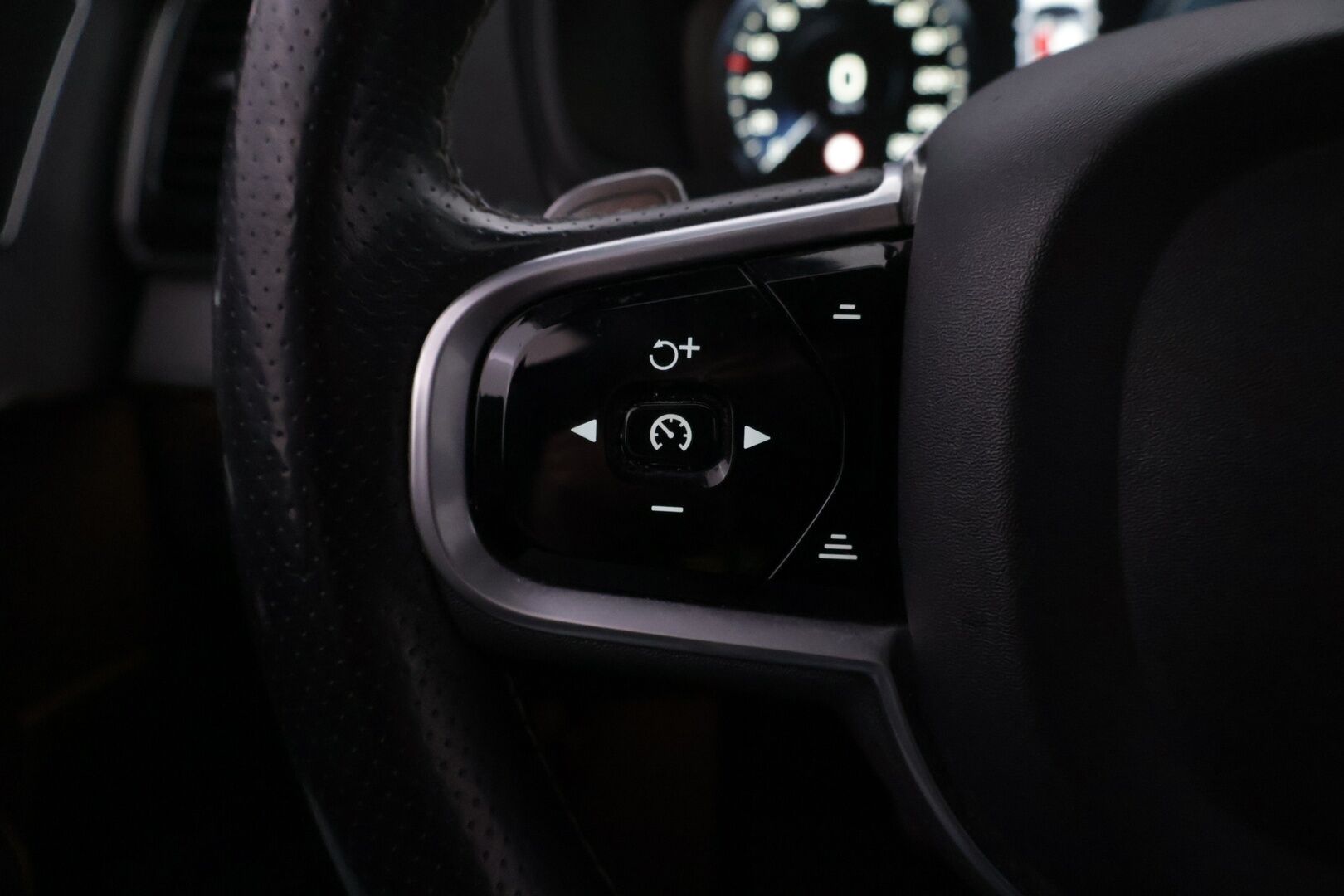 Volvo XC90 2018 T8 Twin Engine AWD R-Design *Webasto / Koukku alletaittuva / HUD / Adapt.LED / S.Luukku* - *Asiallinen huoltohistoria / Jakopää tehty hiljattain!!* - HULLUT AVAJAISHULINAT KORKOTARJOUS 3,29 %