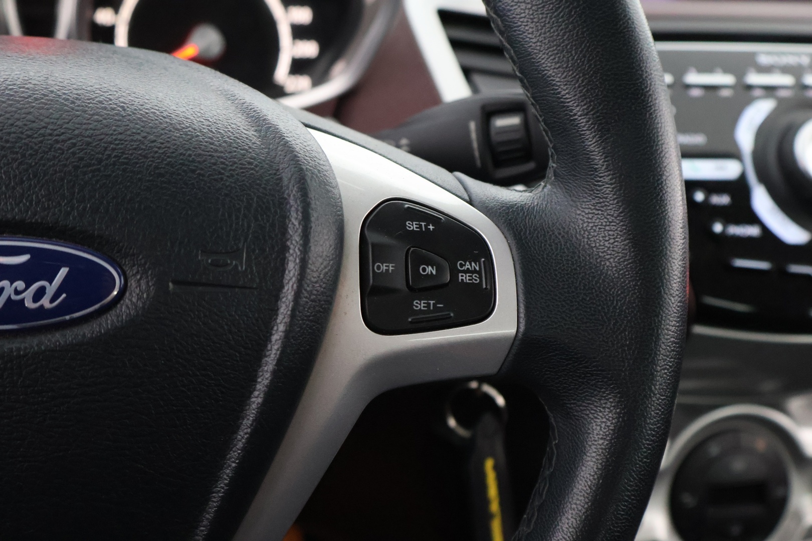 Ford Fiesta 2013 1,25 82 hv Titanium M5 5-ovinen * Vakkari / Lämmitettävä tuulilasi / Aut.Ilmastointi / Xenon - Upea värimaailma / Erittäin siisti / Jakopää hiljattain tehty! - HULLUT JOULUT KORKOTARJOUS 2,49% 