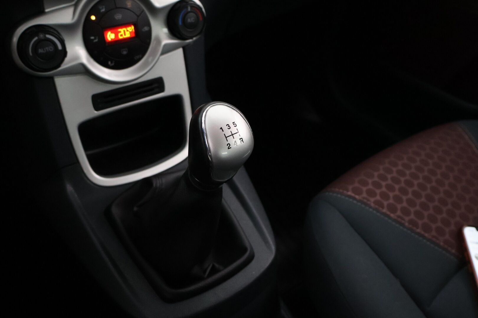 Ford Fiesta 2013 1,25 82 hv Titanium M5 5-ovinen * Vakkari / Lämmitettävä tuulilasi / Aut.Ilmastointi / Xenon - Upea värimaailma / Erittäin siisti / Jakopää hiljattain tehty! - HULLUT JOULUT KORKOTARJOUS 2,49% 