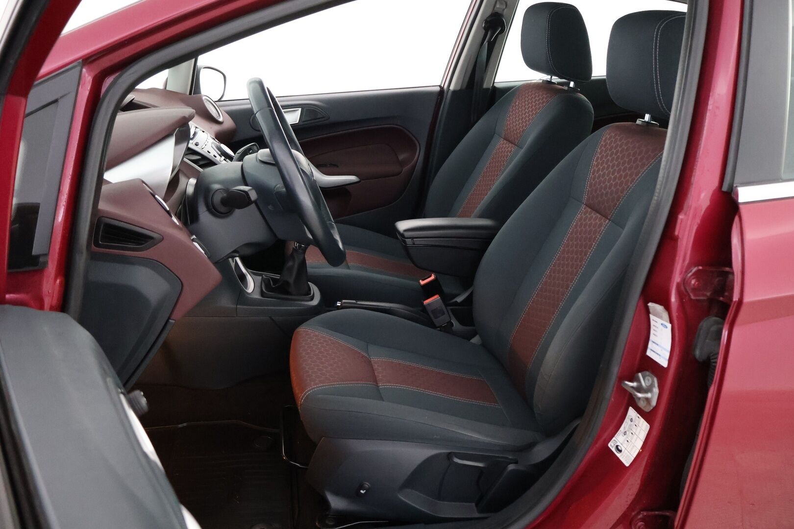 Ford Fiesta 2013 1,25 82 hv Titanium M5 5-ovinen * Vakkari / Lämmitettävä tuulilasi / Aut.Ilmastointi / Xenon - Upea värimaailma / Erittäin siisti / Jakopää hiljattain tehty! - HULLUT JOULUT KORKOTARJOUS 2,49% 