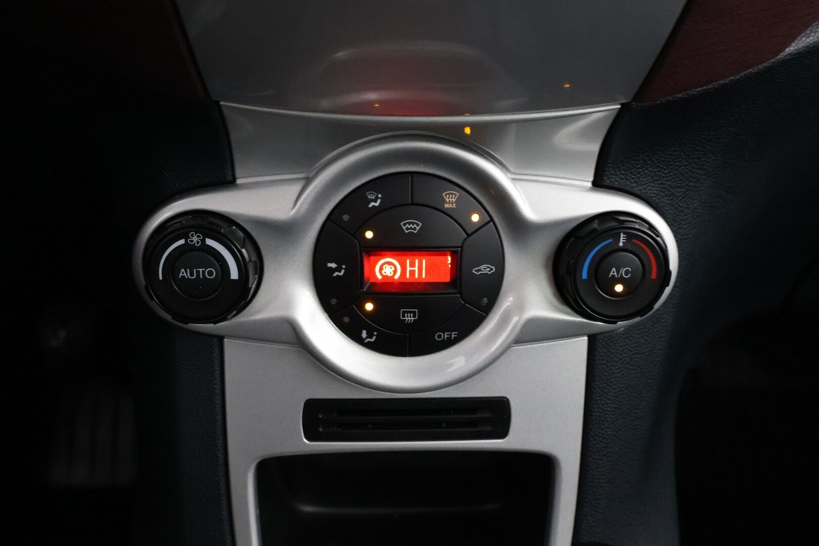 Ford Fiesta 2013 1,25 82 hv Titanium M5 5-ovinen * Vakkari / Lämmitettävä tuulilasi / Aut.Ilmastointi / Xenon - Upea värimaailma / Erittäin siisti / Jakopää hiljattain tehty! - HULLUT JOULUT KORKOTARJOUS 2,49% 