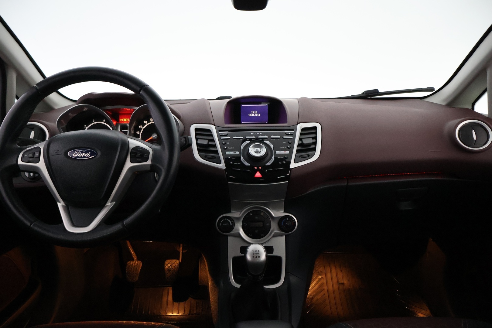 Ford Fiesta 2013 1,25 82 hv Titanium M5 5-ovinen * Vakkari / Lämmitettävä tuulilasi / Aut.Ilmastointi / Xenon - Upea värimaailma / Erittäin siisti / Jakopää hiljattain tehty! - HULLUT JOULUT KORKOTARJOUS 2,49% 