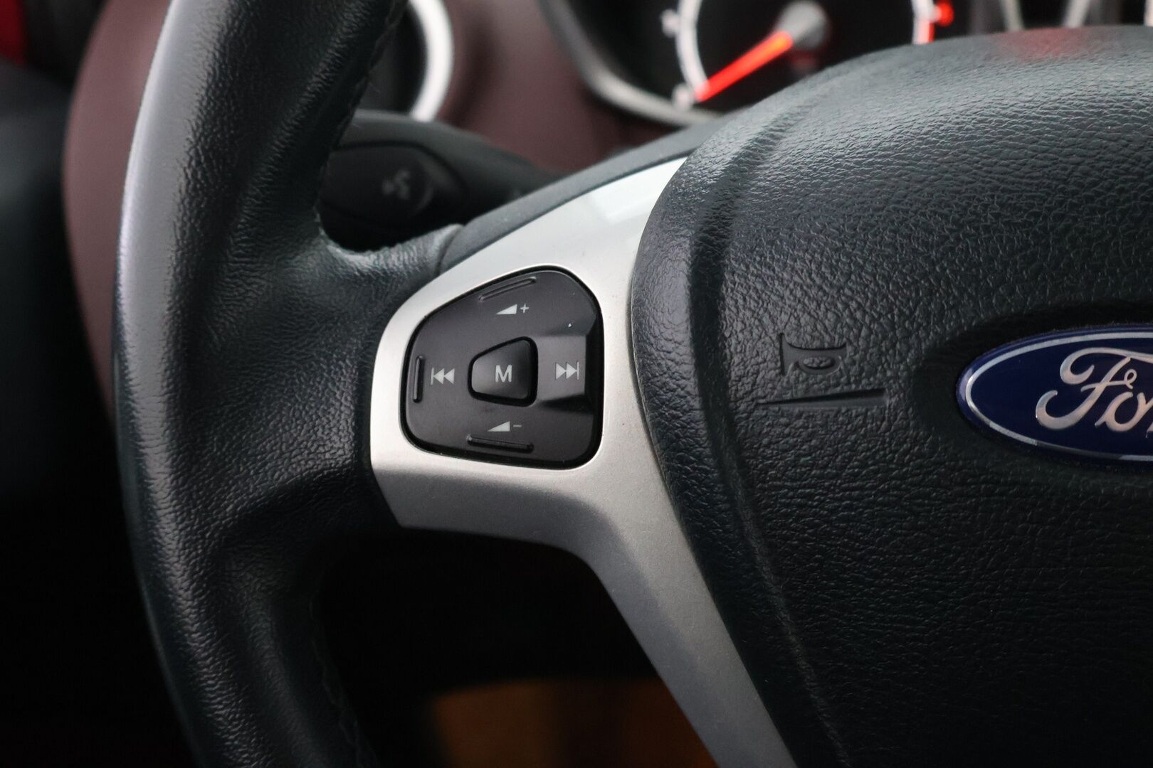 Ford Fiesta 2013 1,25 82 hv Titanium M5 5-ovinen * Vakkari / Lämmitettävä tuulilasi / Aut.Ilmastointi / Xenon - Upea värimaailma / Erittäin siisti / Jakopää hiljattain tehty! - HULLUT JOULUT KORKOTARJOUS 2,49% 