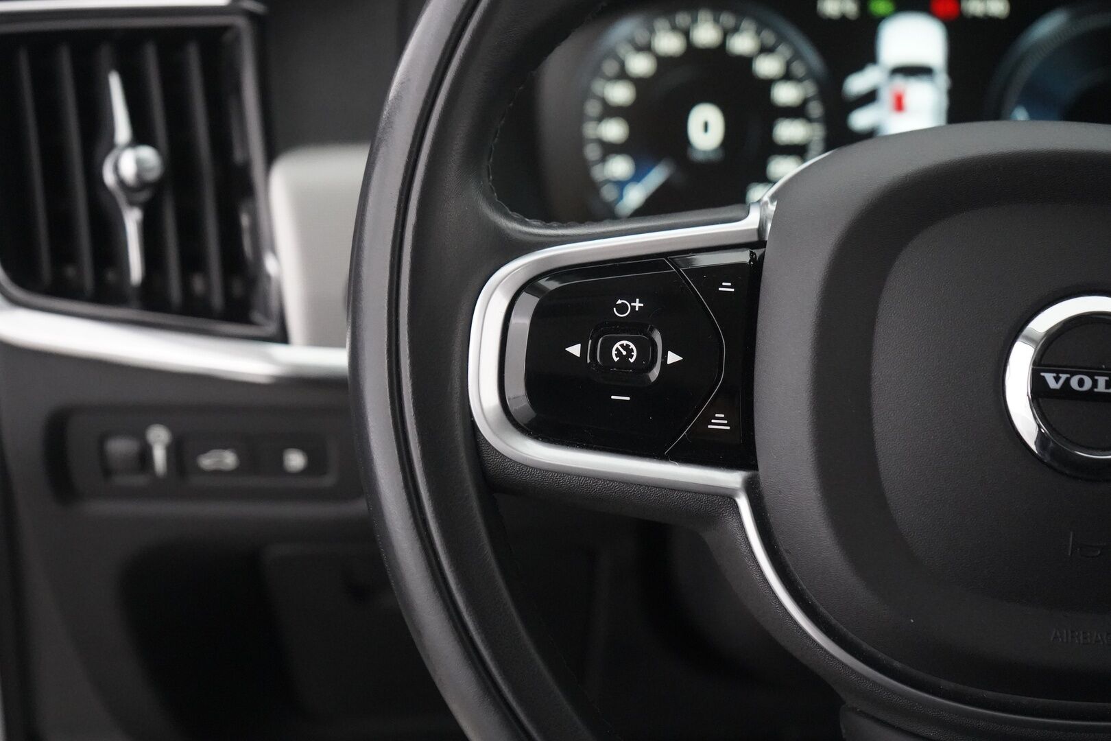 Volvo V90 2021 T6 TwE AWD Inscription Expression aut - ACC | Kamera | Koukku | Webasto | Kahdet renkaat Volvon alumiinivantein | Merkkihuollettu