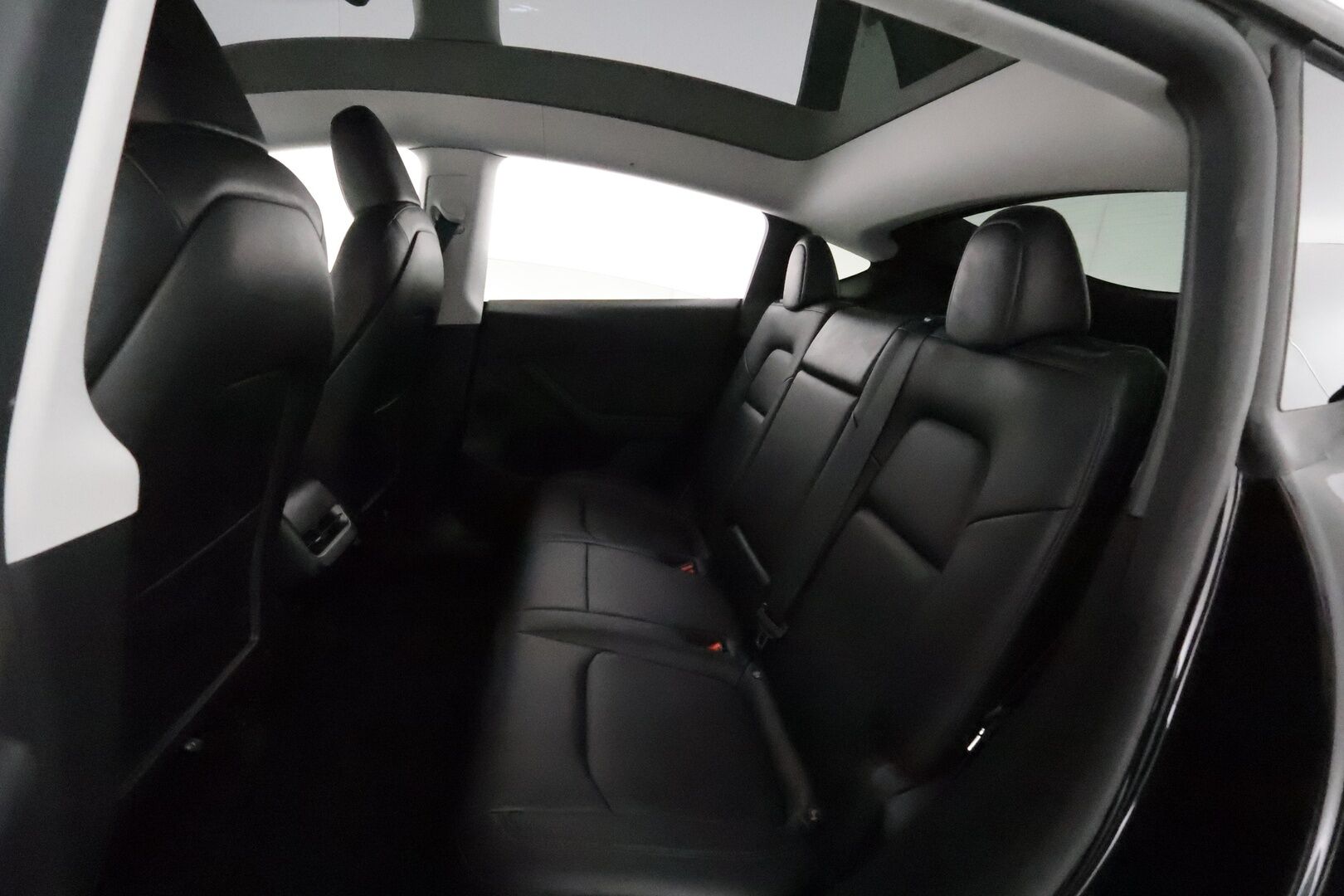 Tesla Model Y 2022 Performance - 3,99 % KORKOTARJOUS TÄHÄN AUTOON - Koukku / Lämpöpumppu / Matrix LED / Lasikatto / Premium Audio / Nahkasisusta / 2x Renkaat / Juuri tullut Tampereelle!