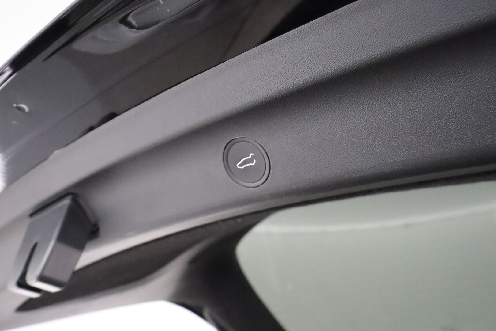 Tesla Model Y 2022 Performance - 3,99 % KORKOTARJOUS TÄHÄN AUTOON - Koukku / Lämpöpumppu / Matrix LED / Lasikatto / Premium Audio / Nahkasisusta / 2x Renkaat / Juuri tullut Tampereelle!