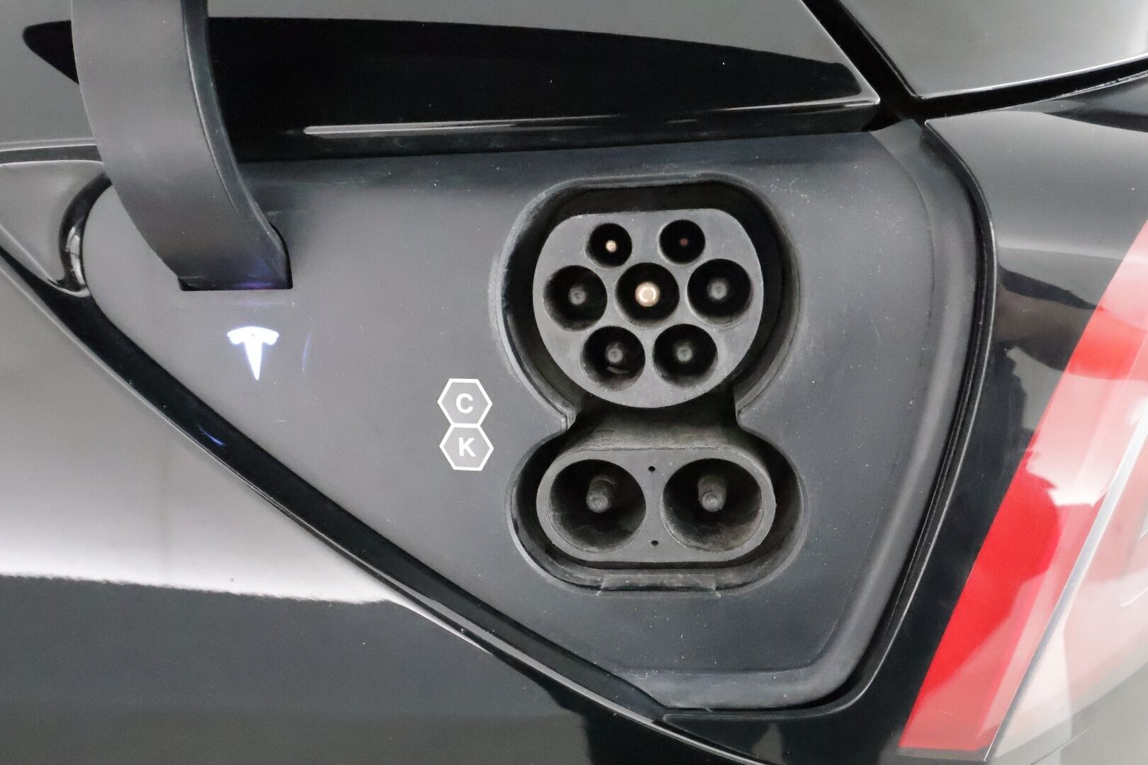 Tesla Model Y 2022 Performance - 3,99 % KORKOTARJOUS TÄHÄN AUTOON - Koukku / Lämpöpumppu / Matrix LED / Lasikatto / Premium Audio / Nahkasisusta / 2x Renkaat / Juuri tullut Tampereelle!