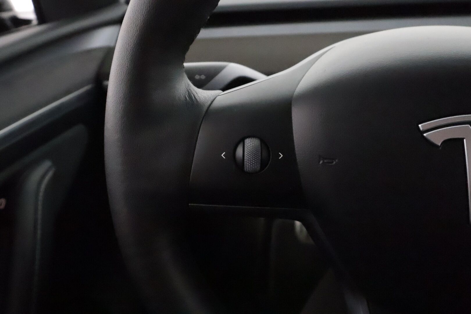 Tesla Model Y 2022 Performance - 3,99 % KORKOTARJOUS TÄHÄN AUTOON - Koukku / Lämpöpumppu / Matrix LED / Lasikatto / Premium Audio / Nahkasisusta / 2x Renkaat / Juuri tullut Tampereelle!