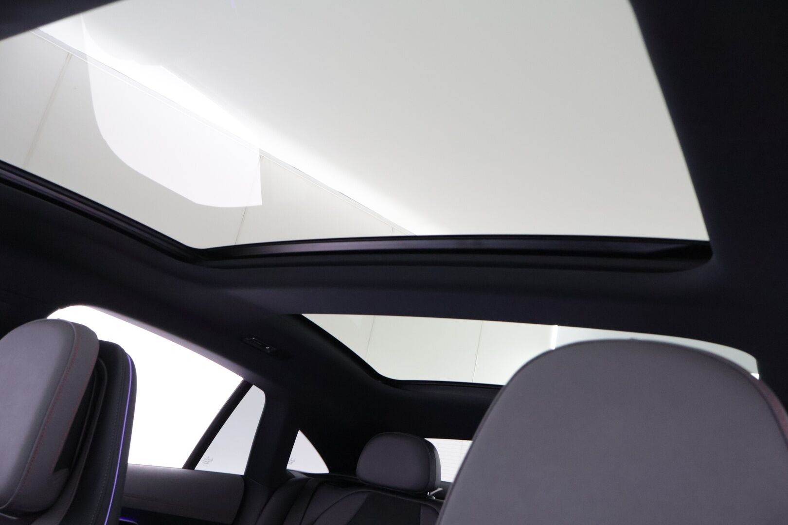Mercedes-Benz EQE 2022 350 4MATIC AMG-Line - 2,99 % KORKOTARJOUS TÄHÄN AUTOON - Distronic Plus / Burmester / Panorama / 360° Kamera / Sporttipenkit Muistilla / Digital Light / KeylessGo / Ohjausavustin / 2x renkaat aluvanteilla