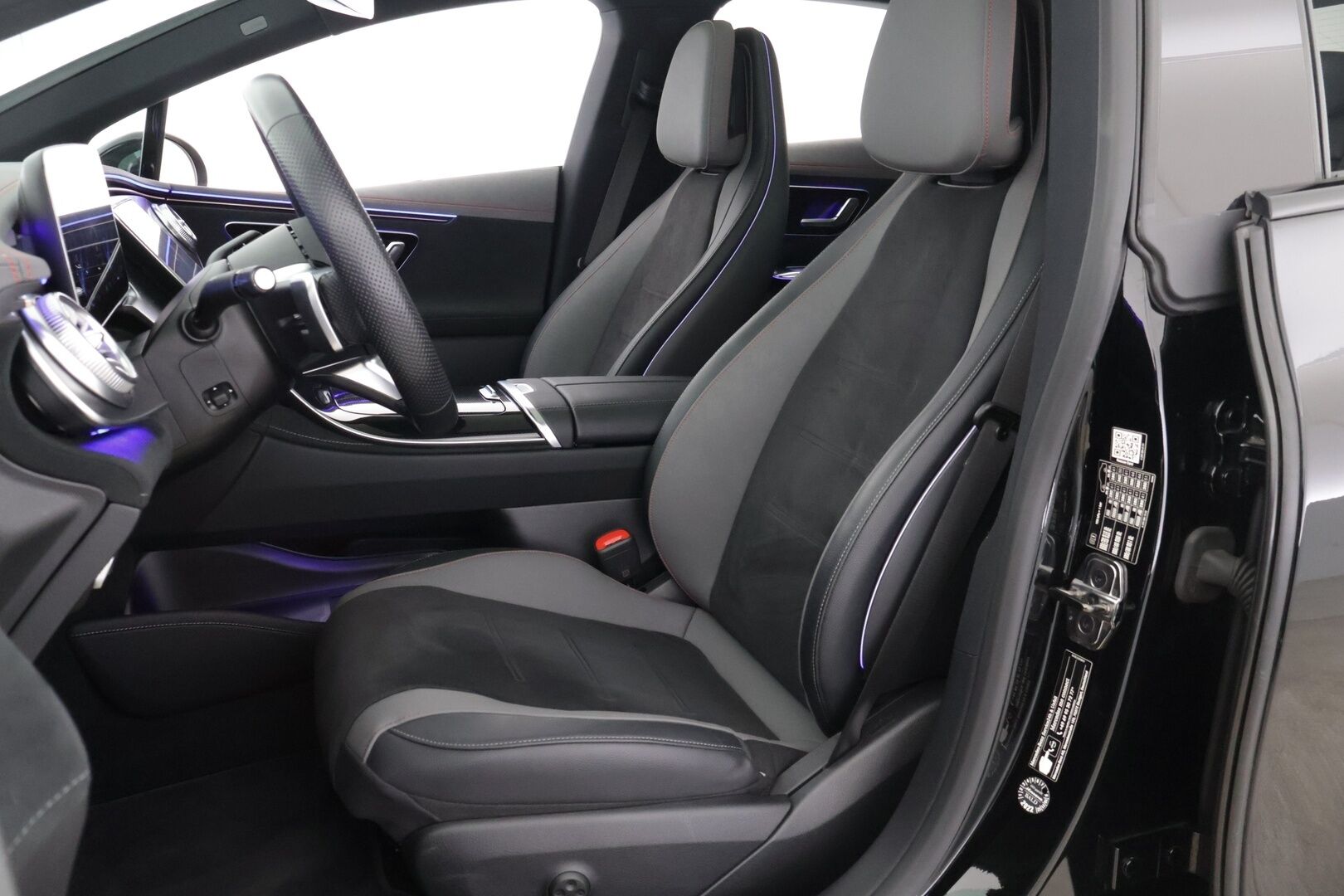Mercedes-Benz EQE 2022 350 4MATIC AMG-Line - 2,99 % KORKOTARJOUS TÄHÄN AUTOON - Distronic Plus / Burmester / Panorama / 360° Kamera / Sporttipenkit Muistilla / Digital Light / KeylessGo / Ohjausavustin / 2x renkaat aluvanteilla