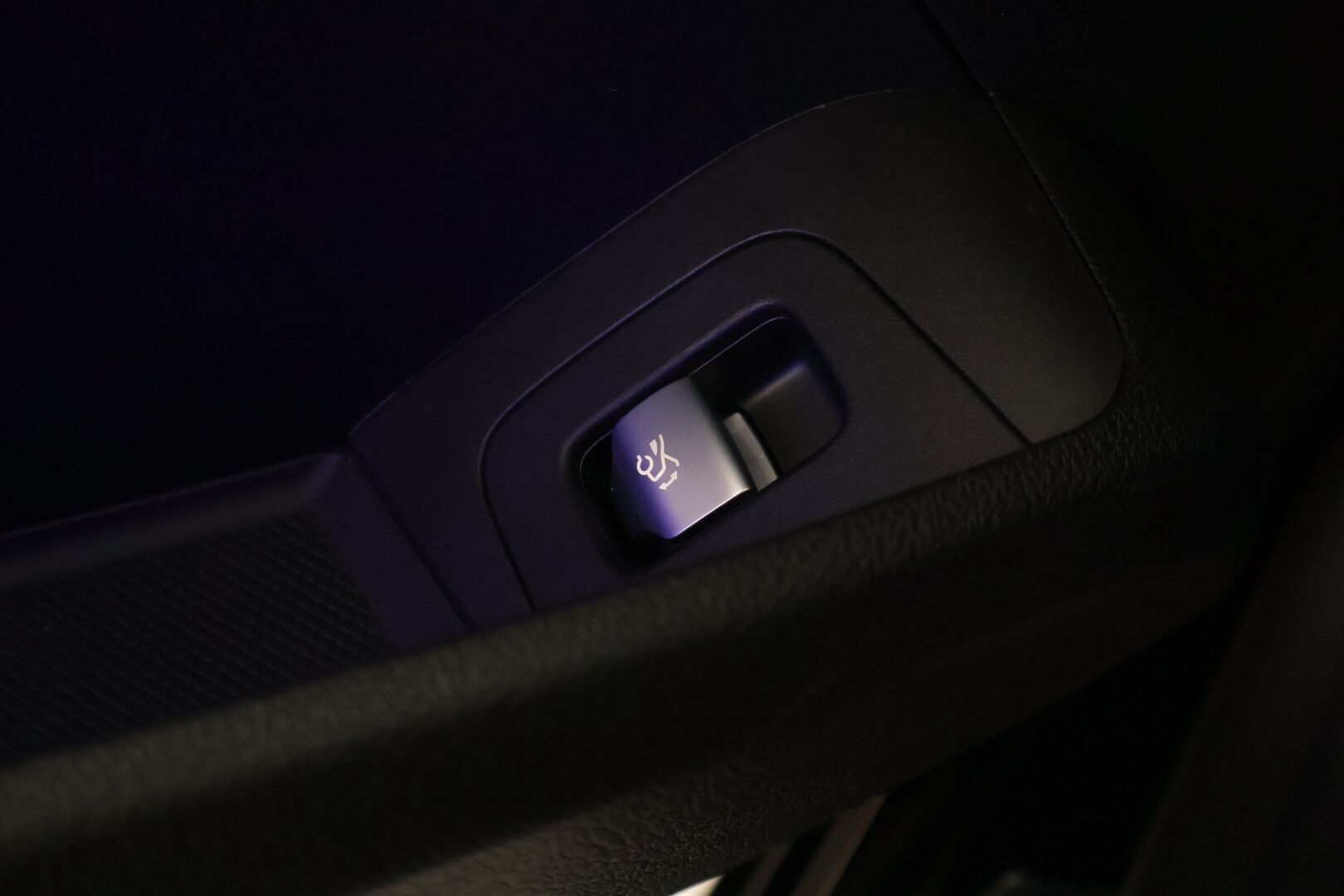 Mercedes-Benz EQE 2022 350 4MATIC AMG-Line - 2,99 % KORKOTARJOUS TÄHÄN AUTOON - Distronic Plus / Burmester / Panorama / 360° Kamera / Sporttipenkit Muistilla / Digital Light / KeylessGo / Ohjausavustin / 2x renkaat aluvanteilla