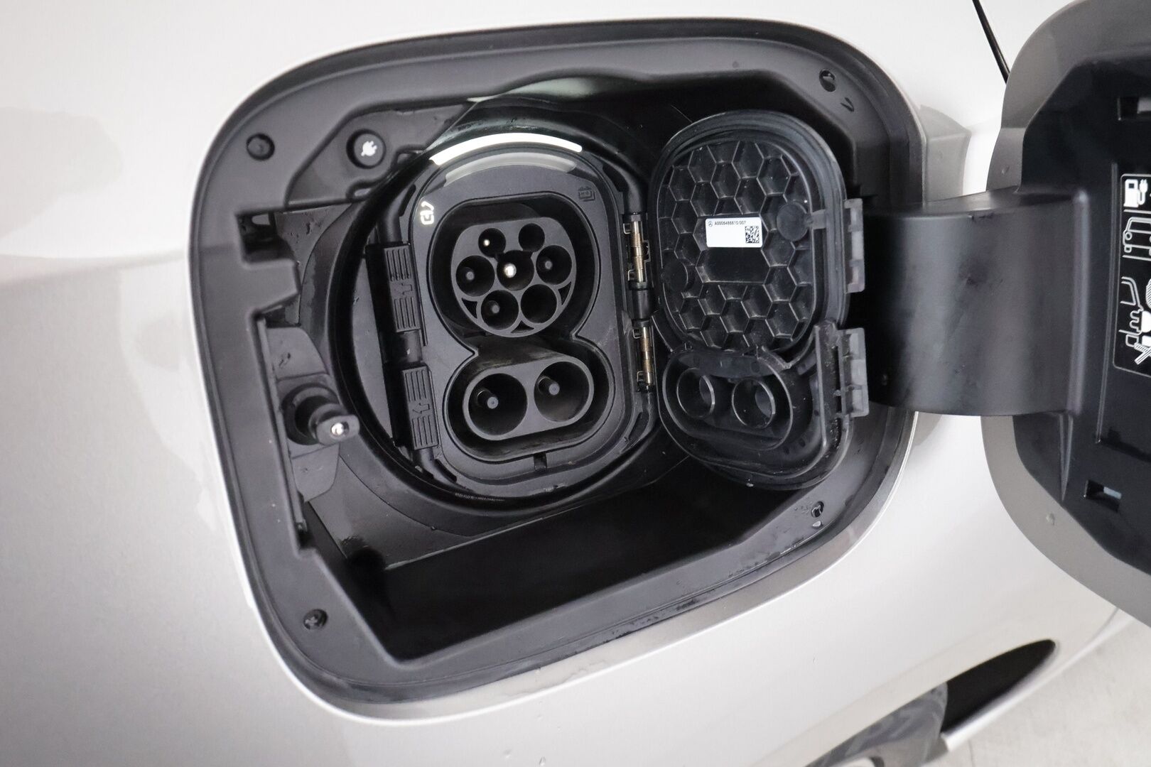 Mercedes-Benz A 2021 250 e A sedan Business Style Edition EQ Power * Distronic Pro / Koukku / Multibeam / Midline / Nahat / Keyless / Widescreen * - Suomi-auto / Kahdet renkaat aluvanteilla - HULLUT AVAJAISHULINAT KORKOTARJOUS 3,29 %