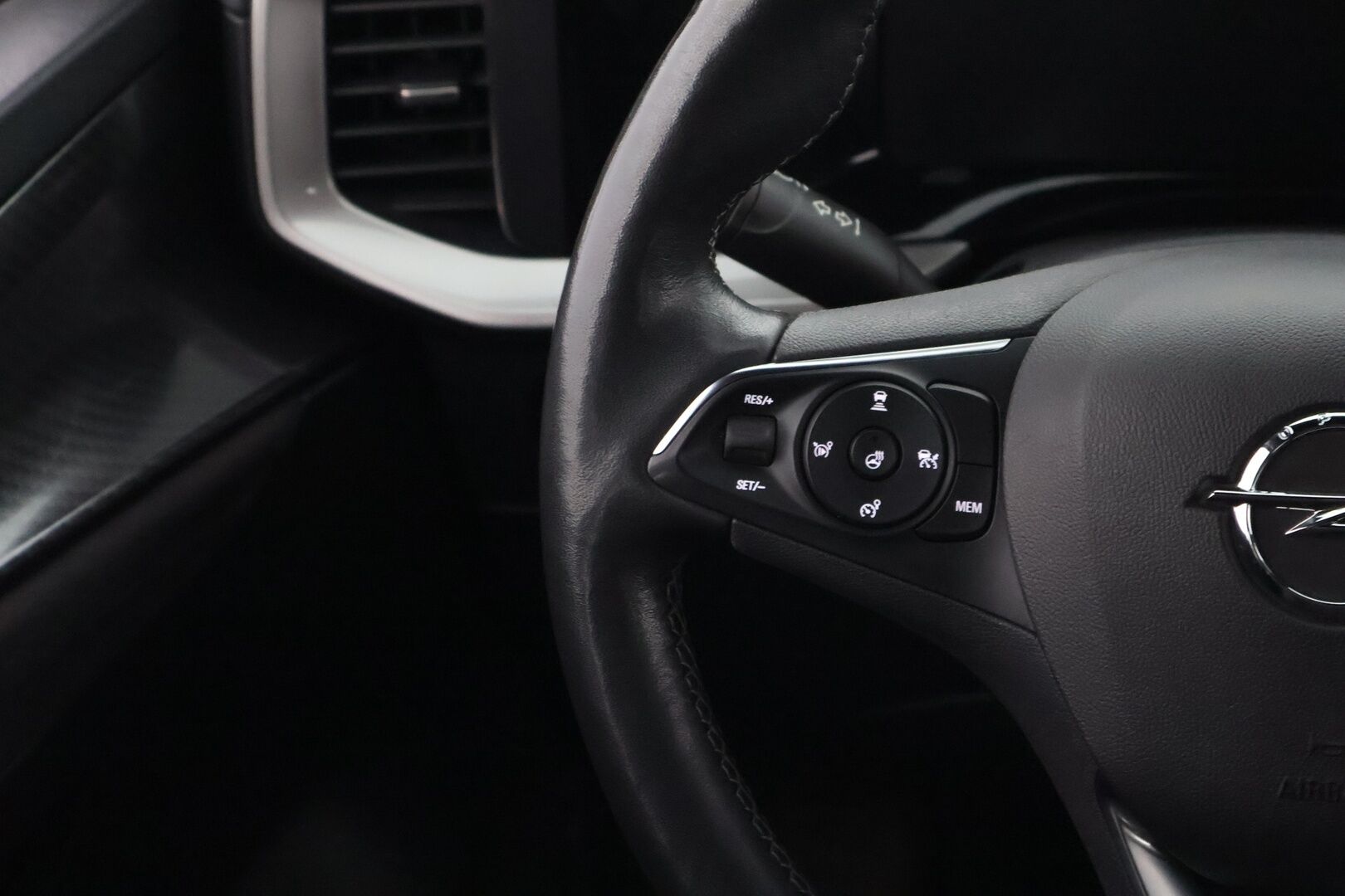 Opel Mokka-e 2022 Ultimate 136 automaatti - Adapt.Vakkari / Peruutuskamera / Nahka-Alcantara / Intelli-Lux LED / Ratinlämmitys / Navi / BLIS / Juuri tullut Tampereelle!