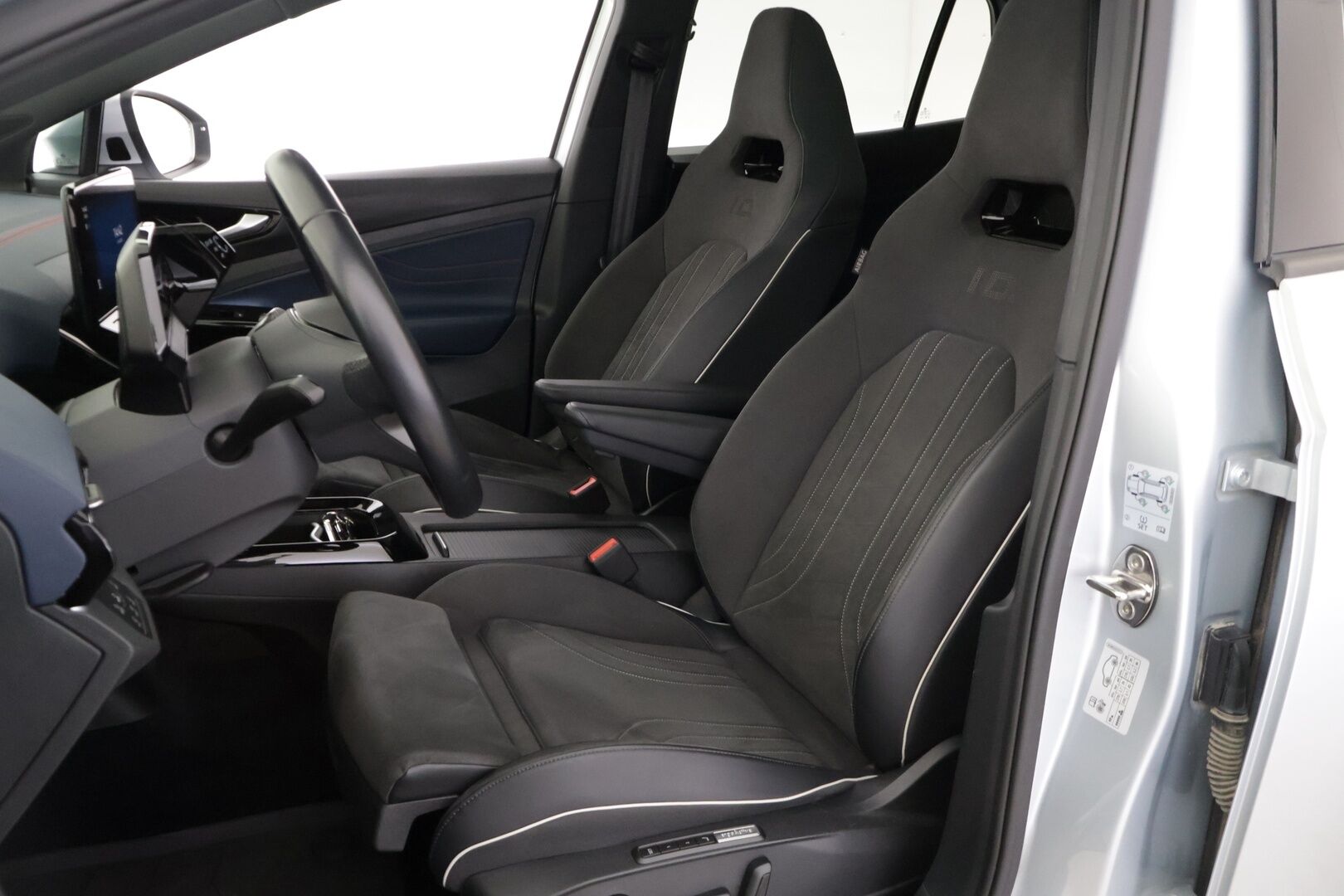 Volkswagen ID.4 2022 GTX AWD Business Top-Sport 220kW / ACC / ILP / 360°-kamera / Muistipenkit / Lasikatto / Koukku - iQ.Light / Sähkötoiminen takaluukku / DCC-alusta / Top-Sport / Navi / Katvevaroitin / Hierontaistuin kuljettajalla