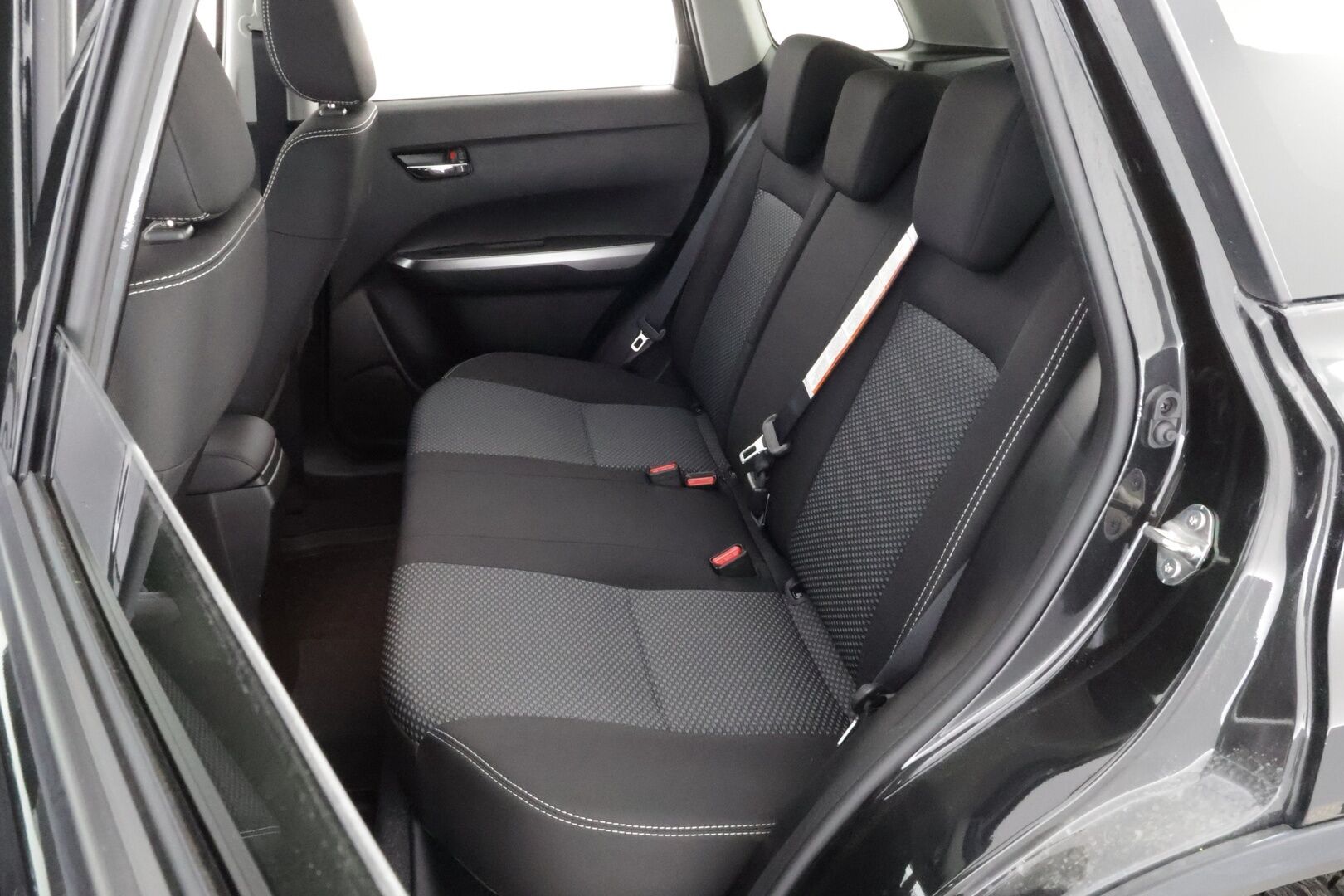 Suzuki Vitara 2025 1,4 BOOSTERJET 48V HYBRID 4WD GL+ 6MT * Adapt.Vakkari / Peruutuskamera / BLIS / Navi / Adapt.LED / KeylessGo / Lohko & Sisäpistoke - 1OM Suomiauto / Merkkihuollot / Metalliväri / Supervarusteet! - HULLUT JOULUT KORKOTARJOUS 2,49% 