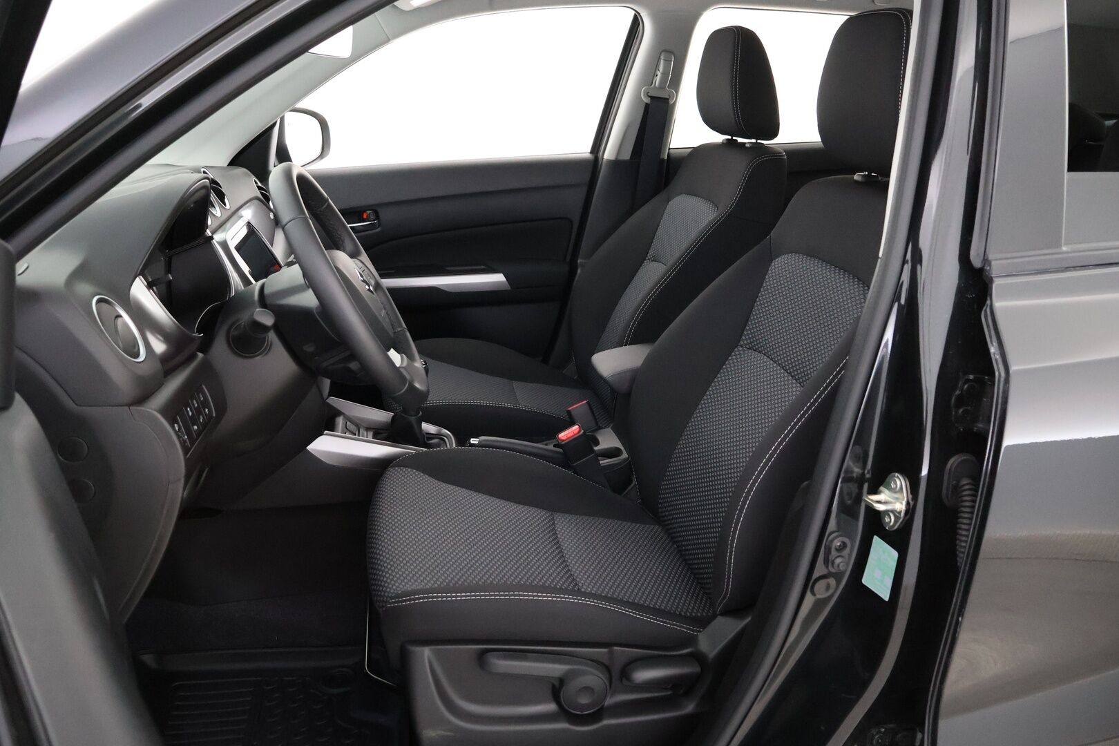 Suzuki Vitara 2025 1,4 BOOSTERJET 48V HYBRID 4WD GL+ 6MT * Adapt.Vakkari / Peruutuskamera / BLIS / Navi / Adapt.LED / KeylessGo / Lohko & Sisäpistoke - 1OM Suomiauto / Merkkihuollot / Metalliväri / Supervarusteet! - HULLUT JOULUT KORKOTARJOUS 2,49% 