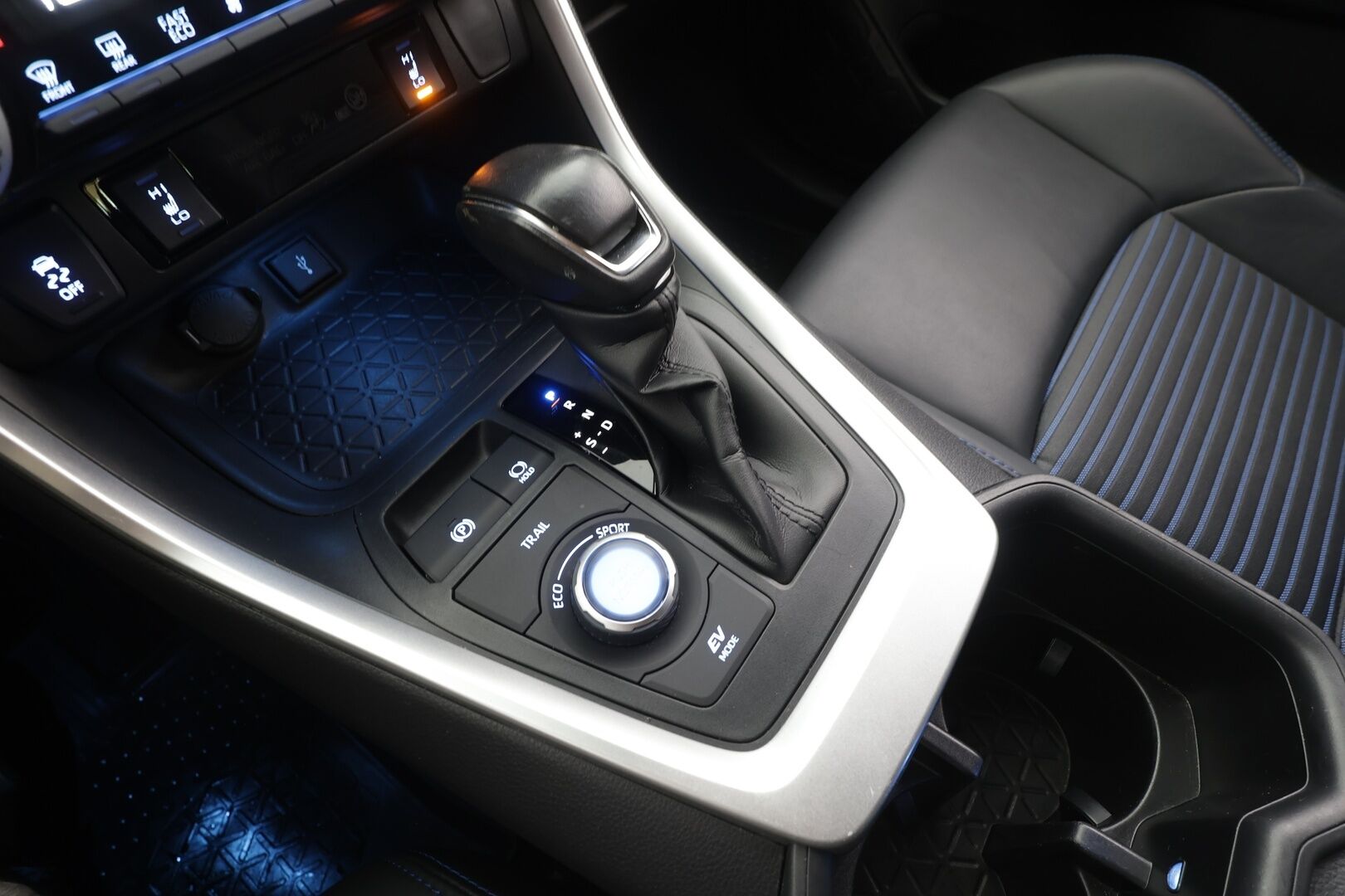Toyota RAV4 2022 2,5 Hybrid AWD-i Style - | ACC | Puolinahat | Sähköpenkki | P.kamera | LTA | RSA | Apple & Android | Lämm. ratti | Keyless | LED | Sähk. takaluukku | 2x renkaat aluin | 