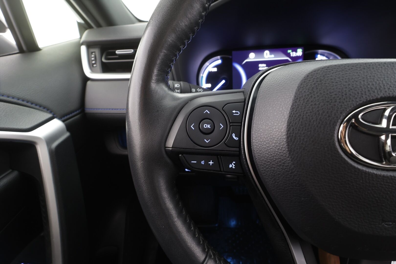 Toyota RAV4 2022 2,5 Hybrid AWD-i Style - | ACC | Puolinahat | Sähköpenkki | P.kamera | LTA | RSA | Apple & Android | Lämm. ratti | Keyless | LED | Sähk. takaluukku | 2x renkaat aluin | 