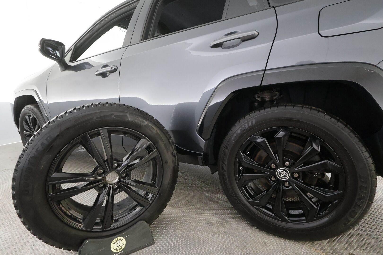 Toyota RAV4 2022 2,5 Hybrid AWD-i Style - | ACC | Puolinahat | Sähköpenkki | P.kamera | LTA | RSA | Apple & Android | Lämm. ratti | Keyless | LED | Sähk. takaluukku | 2x renkaat aluin | 