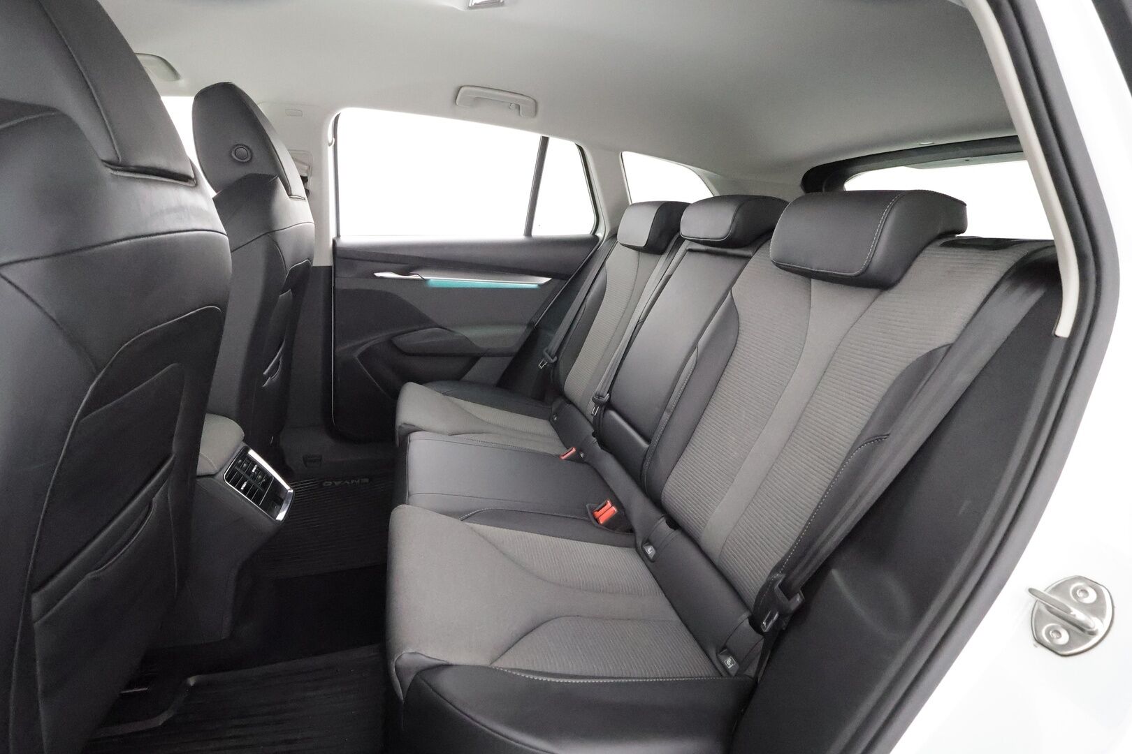 Skoda Enyaq 2022 80x 4x4 iV - Kahdet renkaat aluvanteilla | Merkkihuollettu | ACC | ILP | Koukku | Matrix LED | Puolinahat | Kamera | Navi | Keyless | Ratinlämmitin