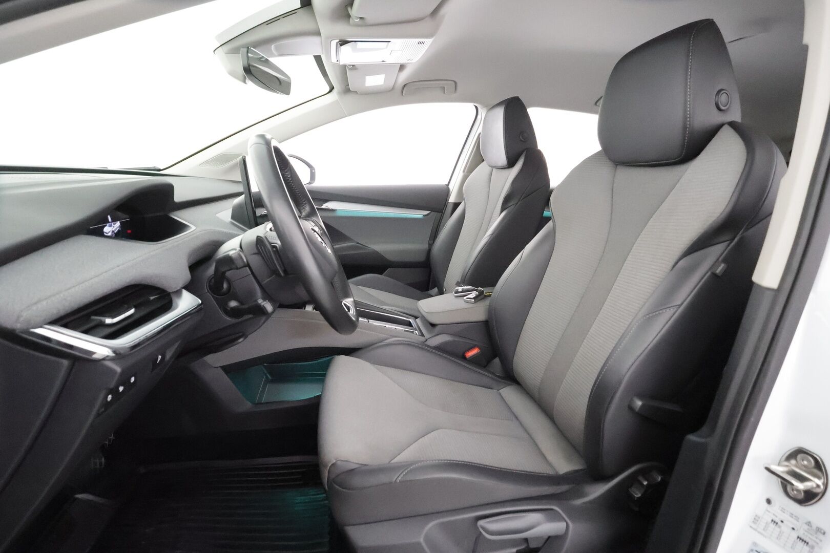 Skoda Enyaq 2022 80x 4x4 iV * ACC / ILP / Koukku / Matrix LED / Puolinahat / P.Kamera / Navi / Keyless / Ratinlämmitin * - Kahdet renkaat aluvanteilla / Merkkihuollettu - HULLUT AVAJAISHULINAT KORKOTARJOUS 3,29 %